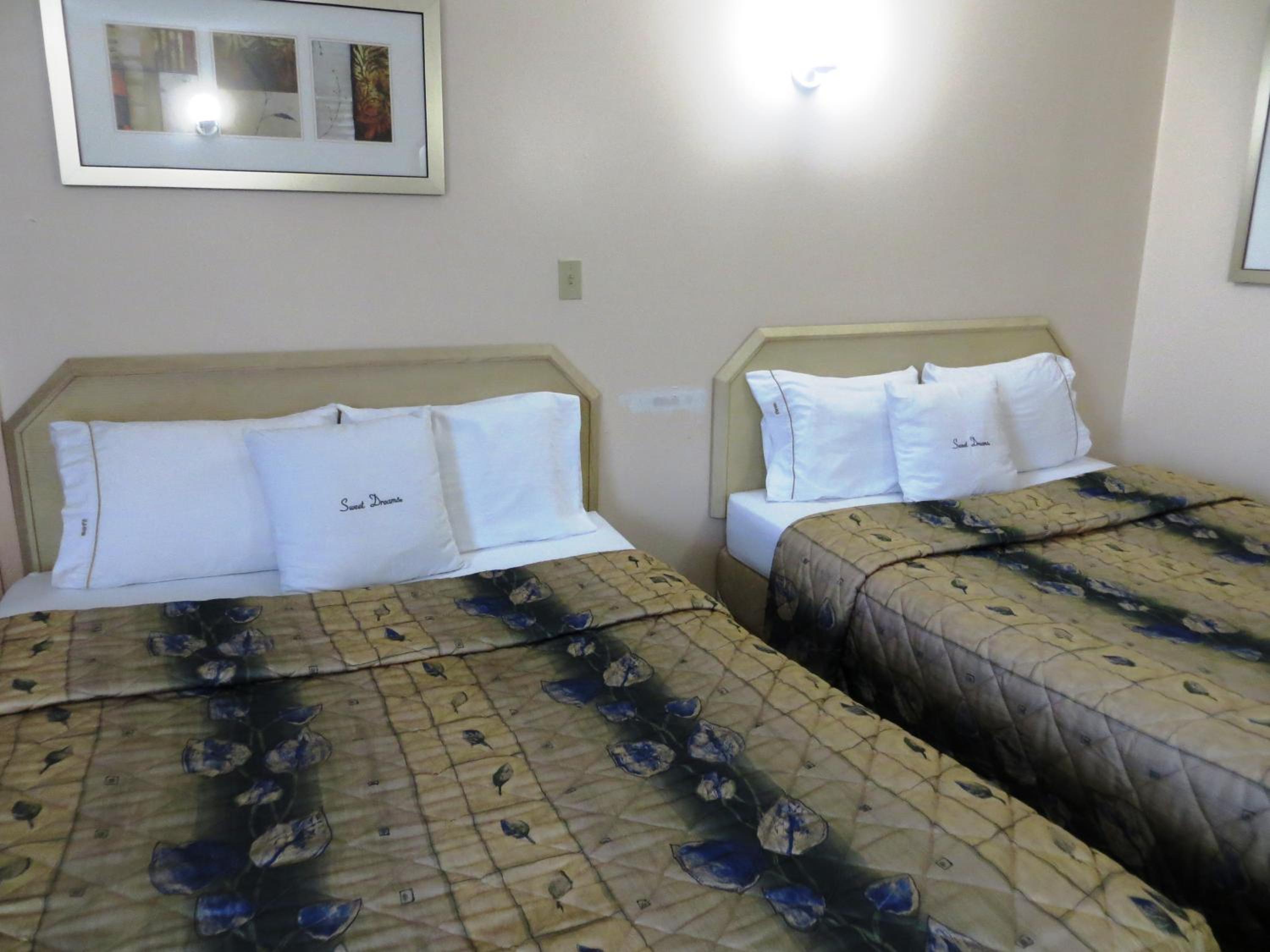 Queen Room with Two Queen Beds photo 2