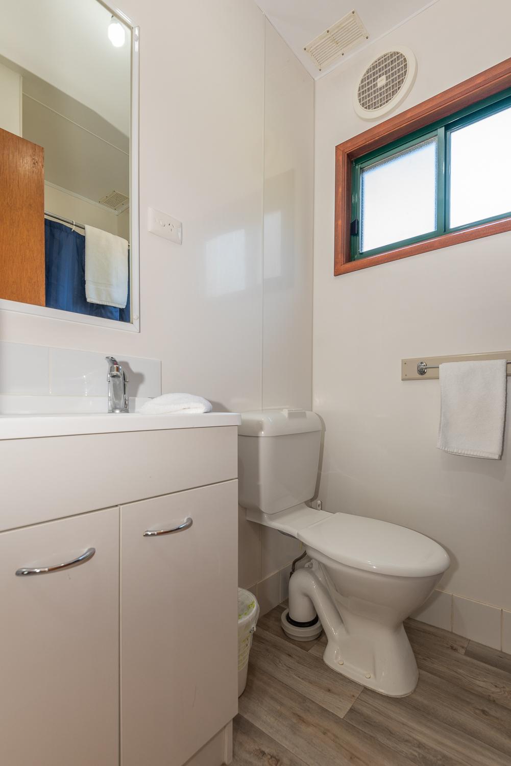 One-Bedroom Cabin with Ensuite thumbnail 5