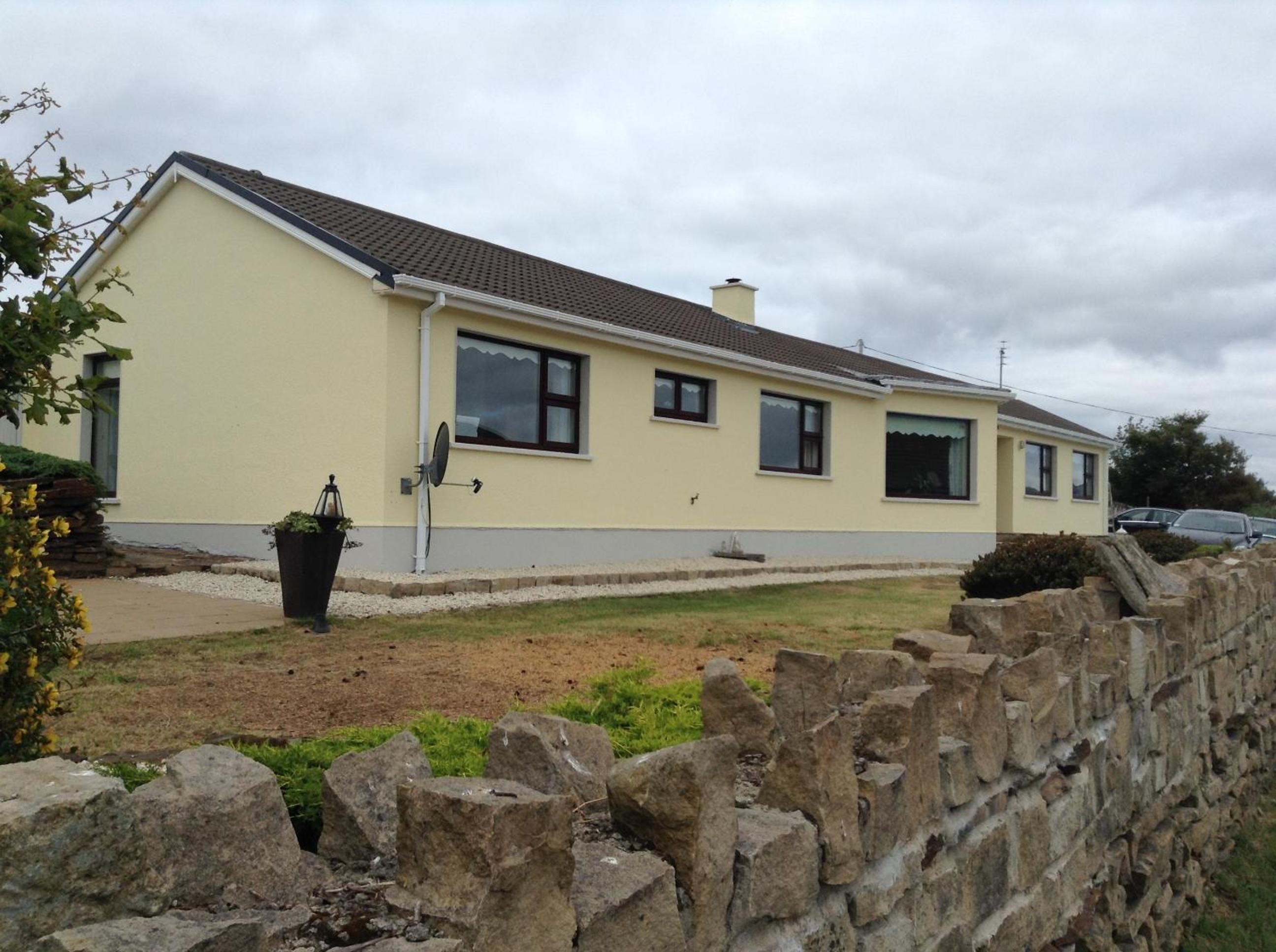 Five-Bedroom House photo 3
