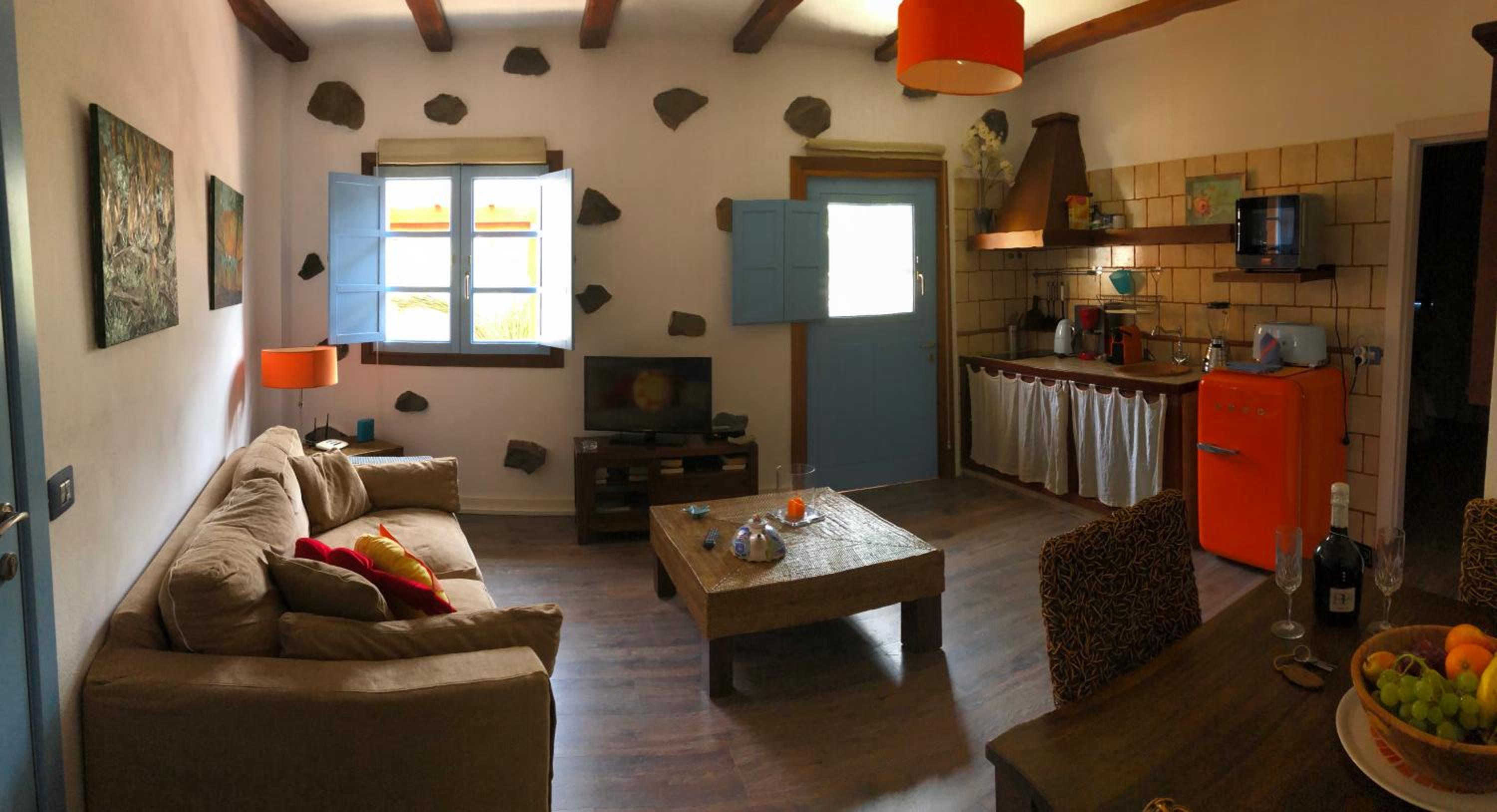 Apartamento de una habitación con vista a la montaña y jardín.