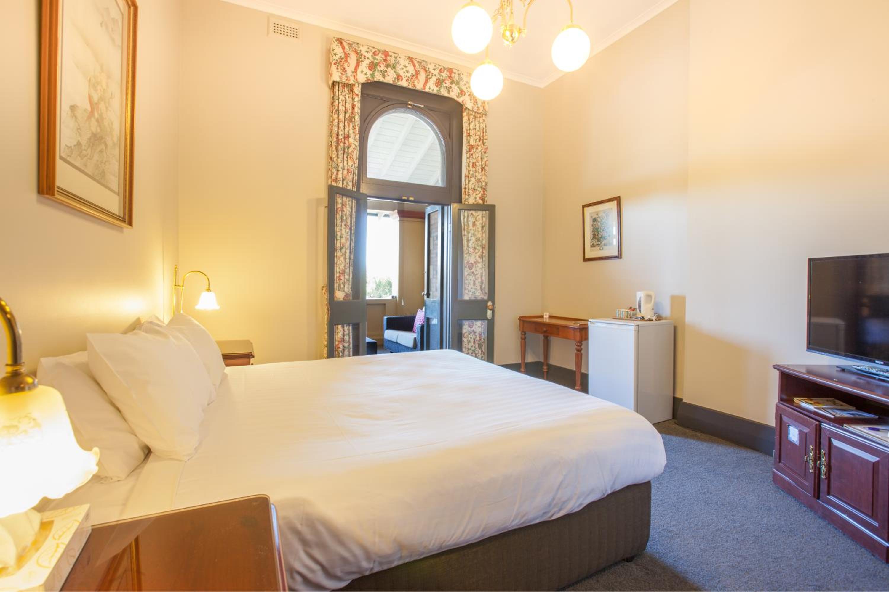 Classic Double Room with Balcony - Photo 4