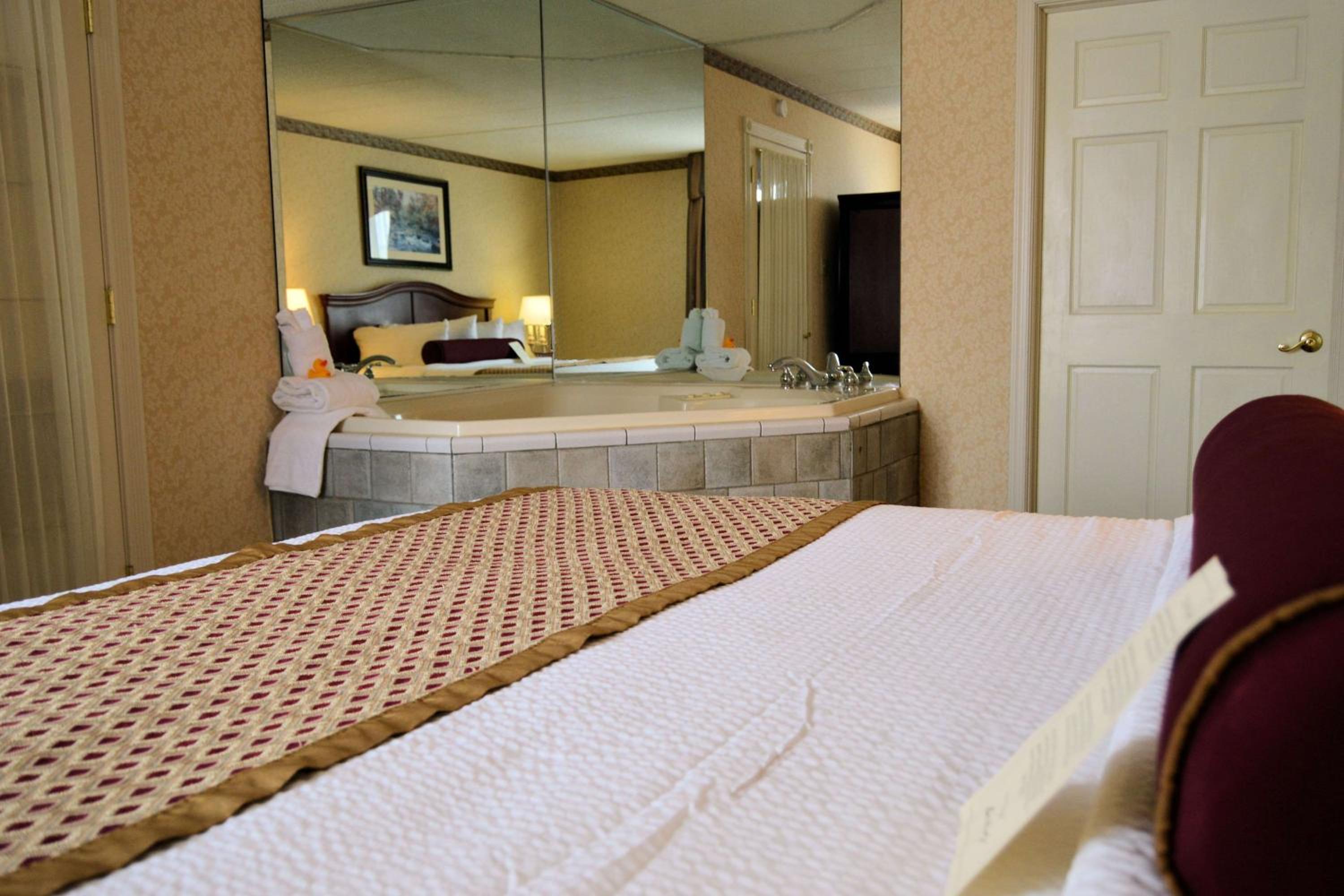King Suite with Hot Tub - Non-Smoking photo 3