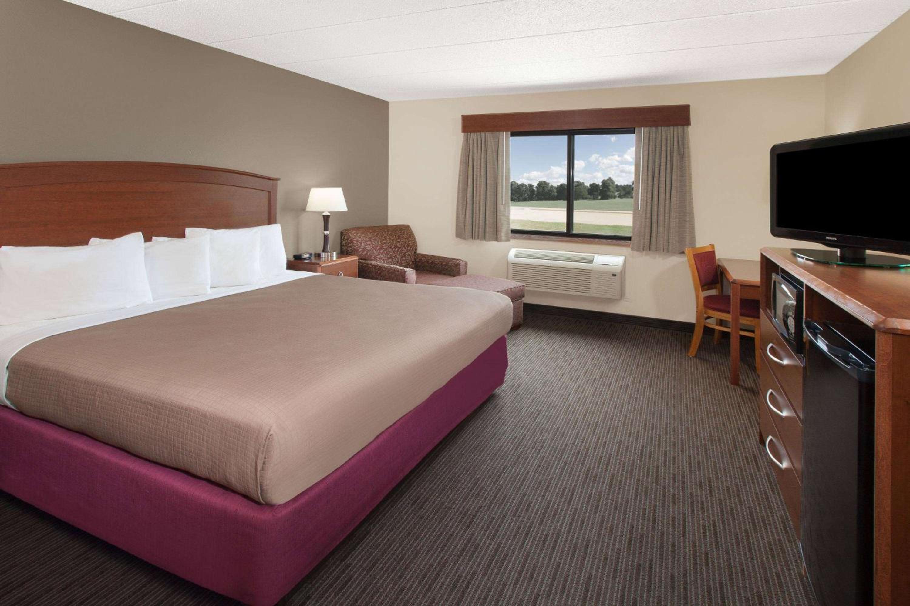King Room - Mobility Access/Non-Smoking photo 3