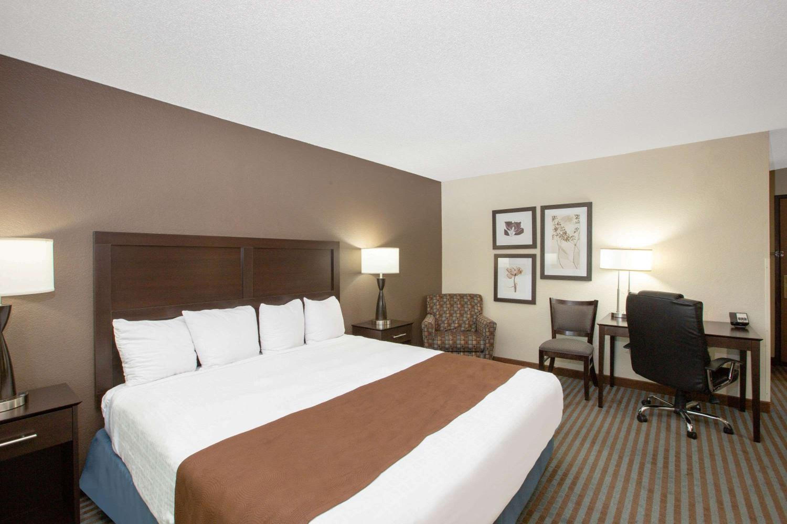 Premier King Suite - Non-Smoking photo 2