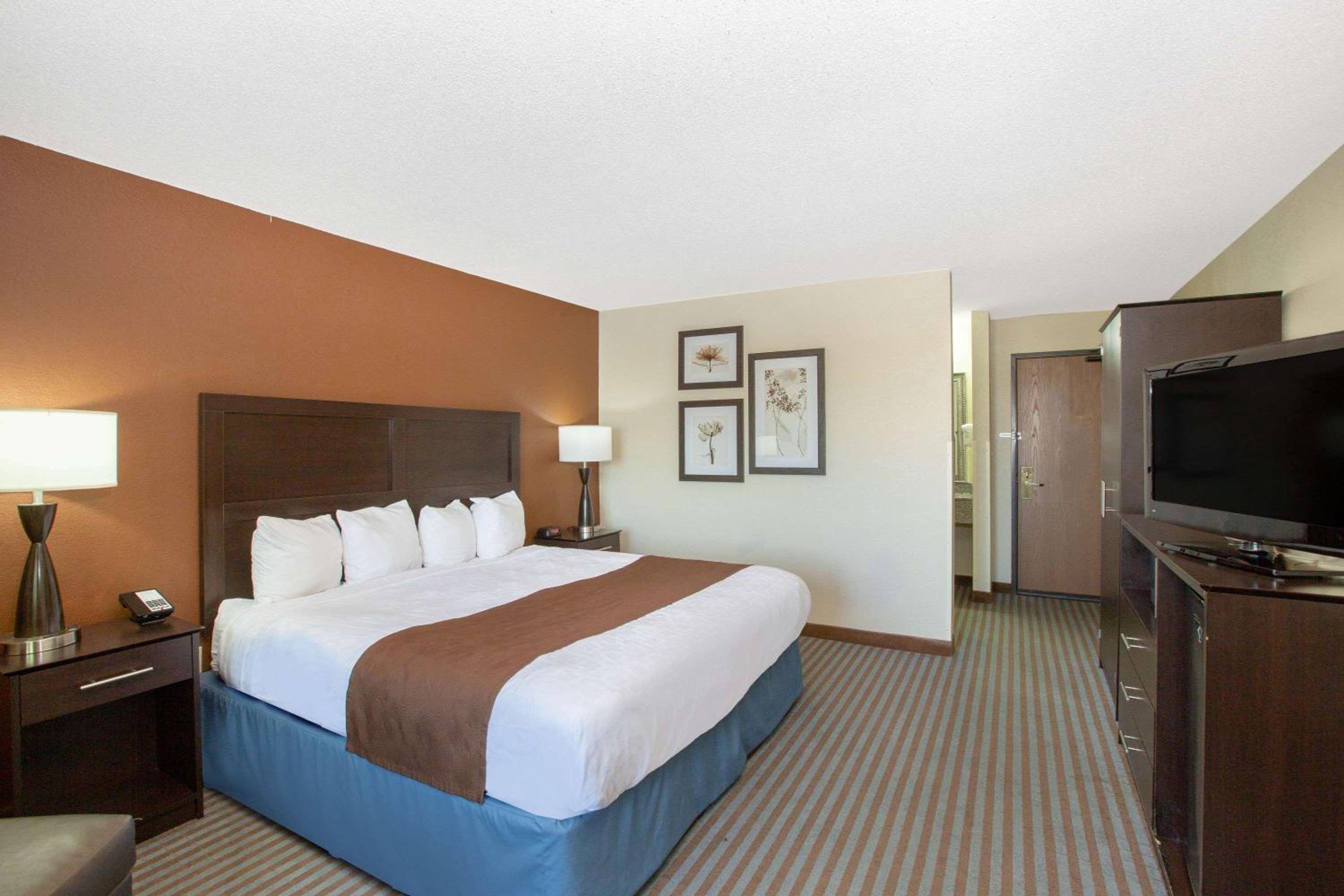 Premier King Suite - Non-Smoking photo 3