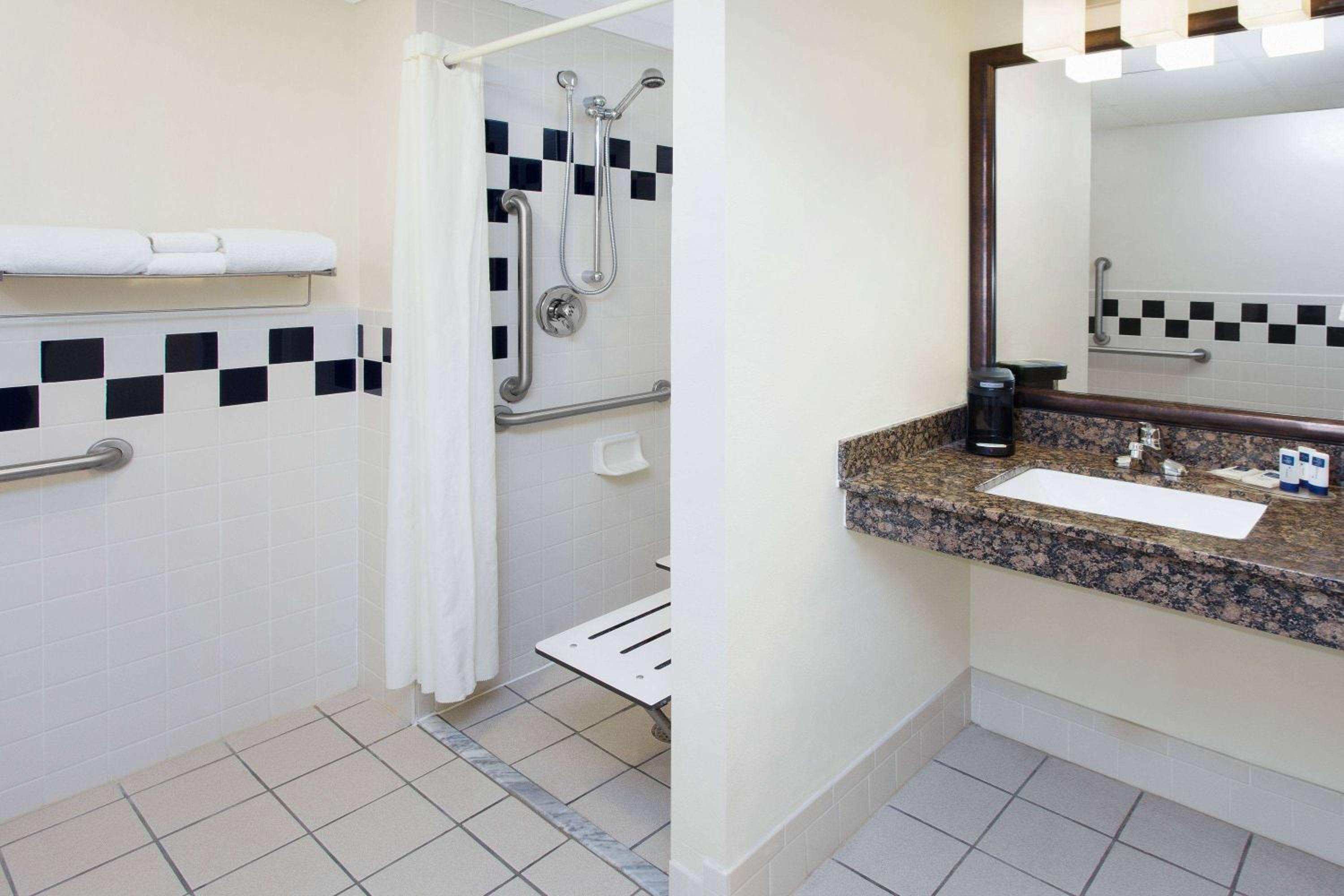 King Room - Mobility Access/Non-Smoking photo 2