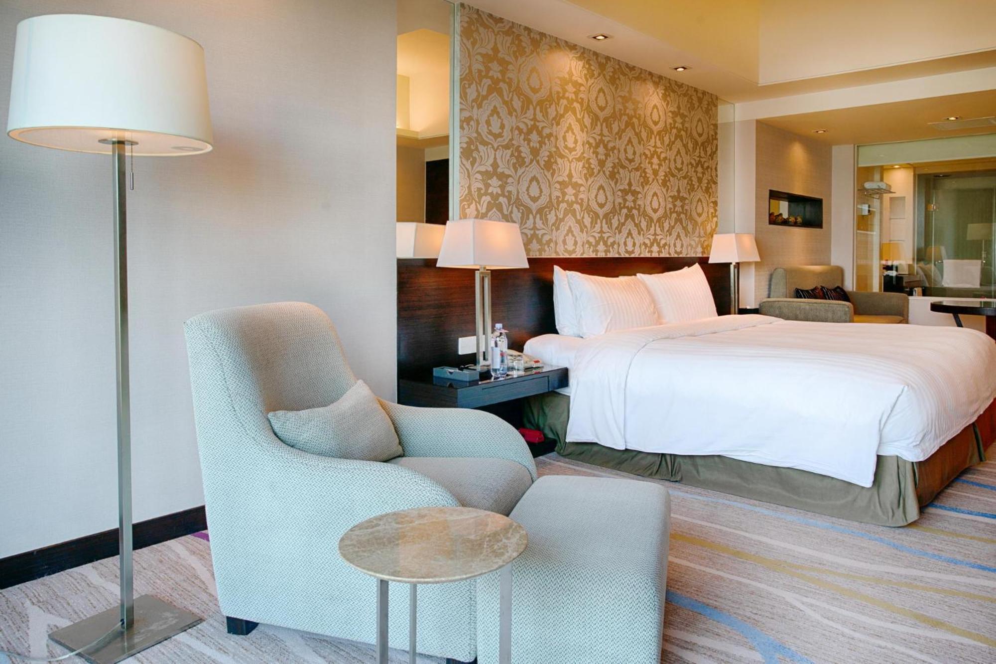 Deluxe King Room - Photo 2