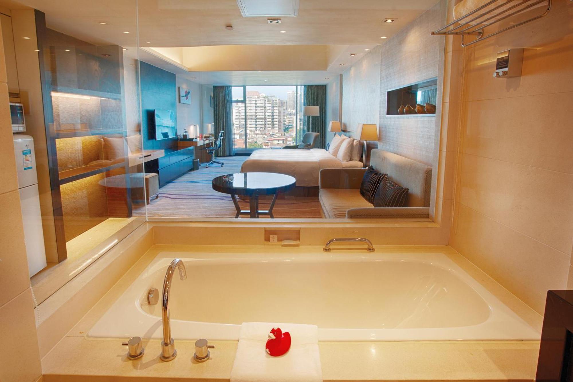 Deluxe King Room - Photo 4