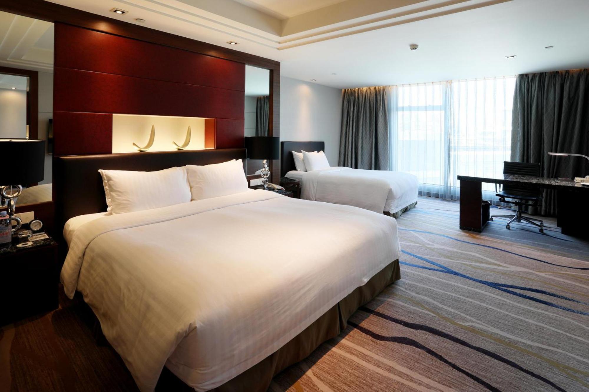 One-Bedroom Family Suite