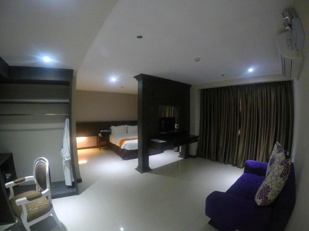 Executive Suite - Photo 2