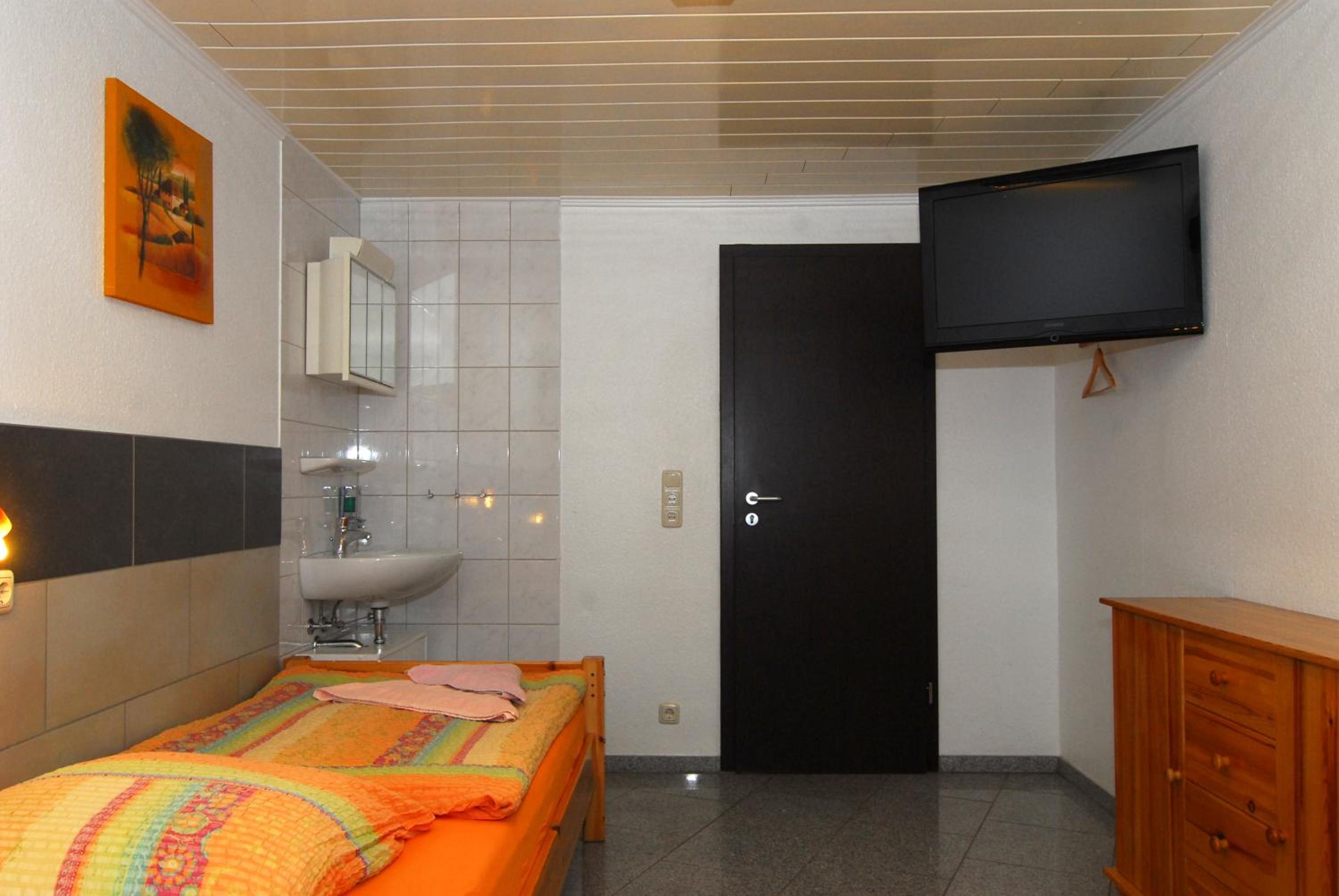 Single Room with Shared Bathroom photo 2