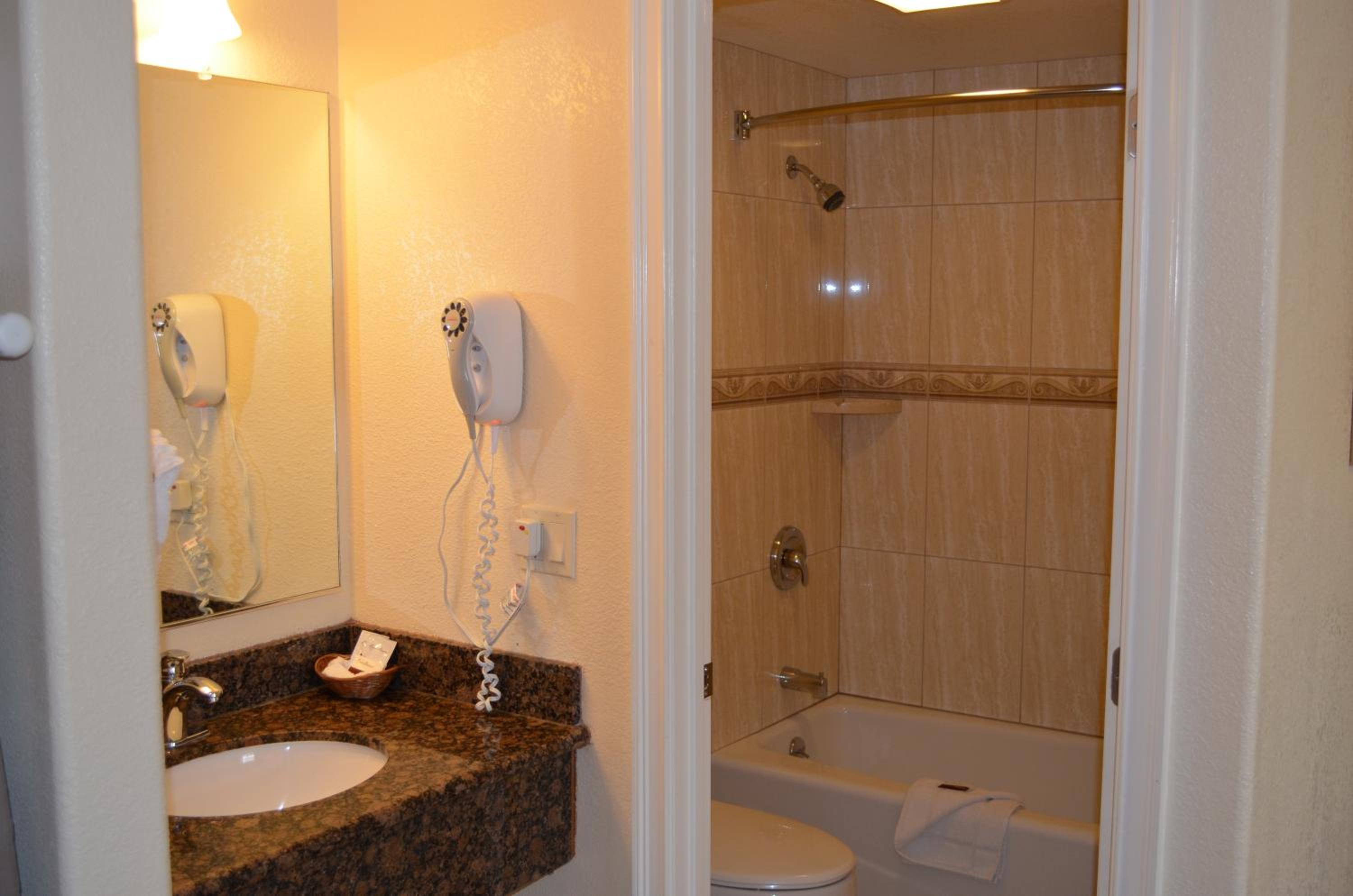 Queen Room - Non-Smoking - Photo 5
