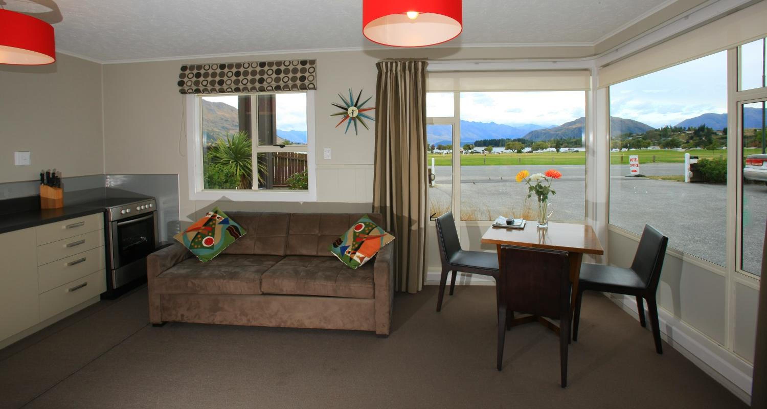 One-Bedroom Apartment with Lake View photo 1