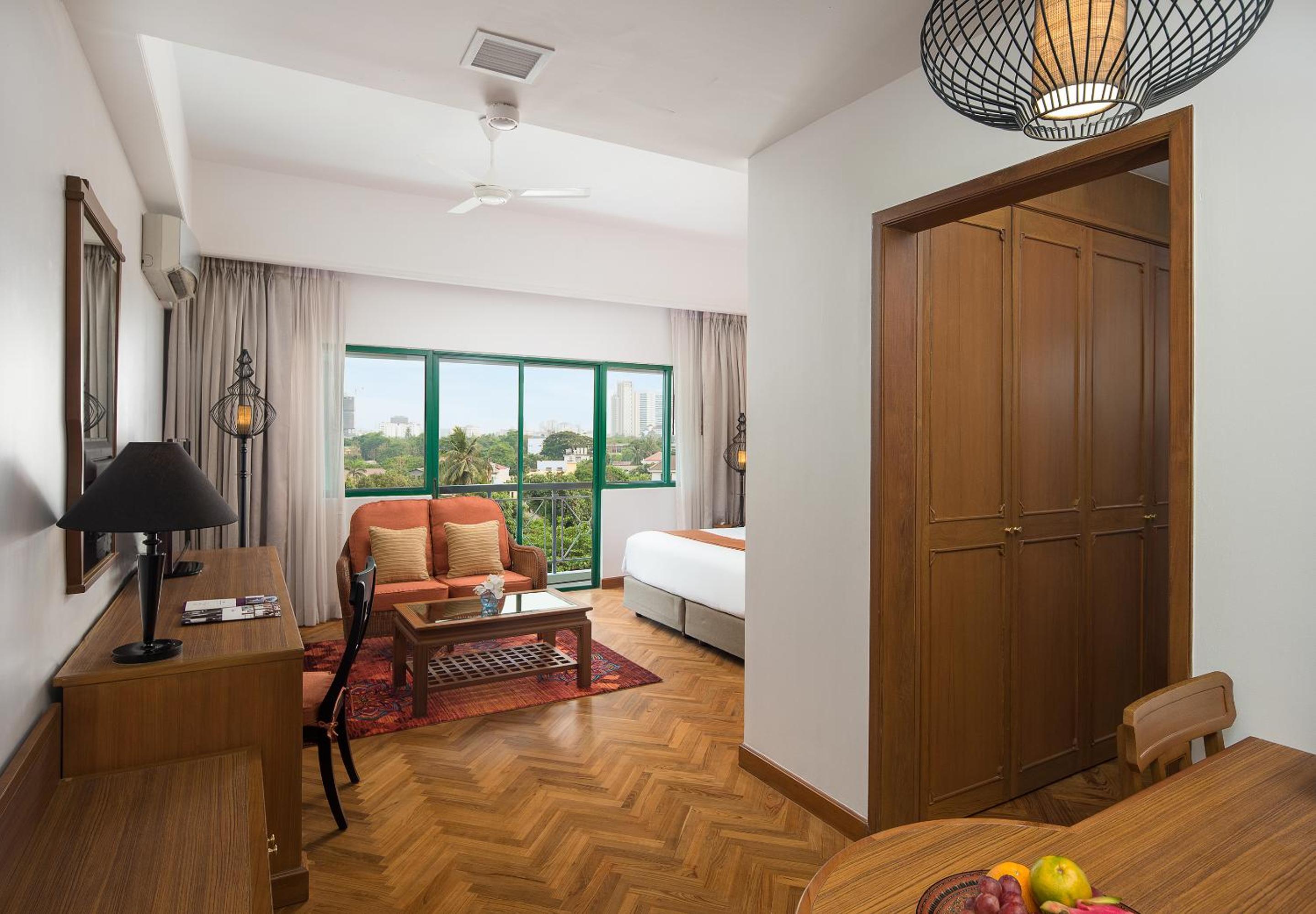 One-Bedroom Suite Apartment with Balcony photo 2