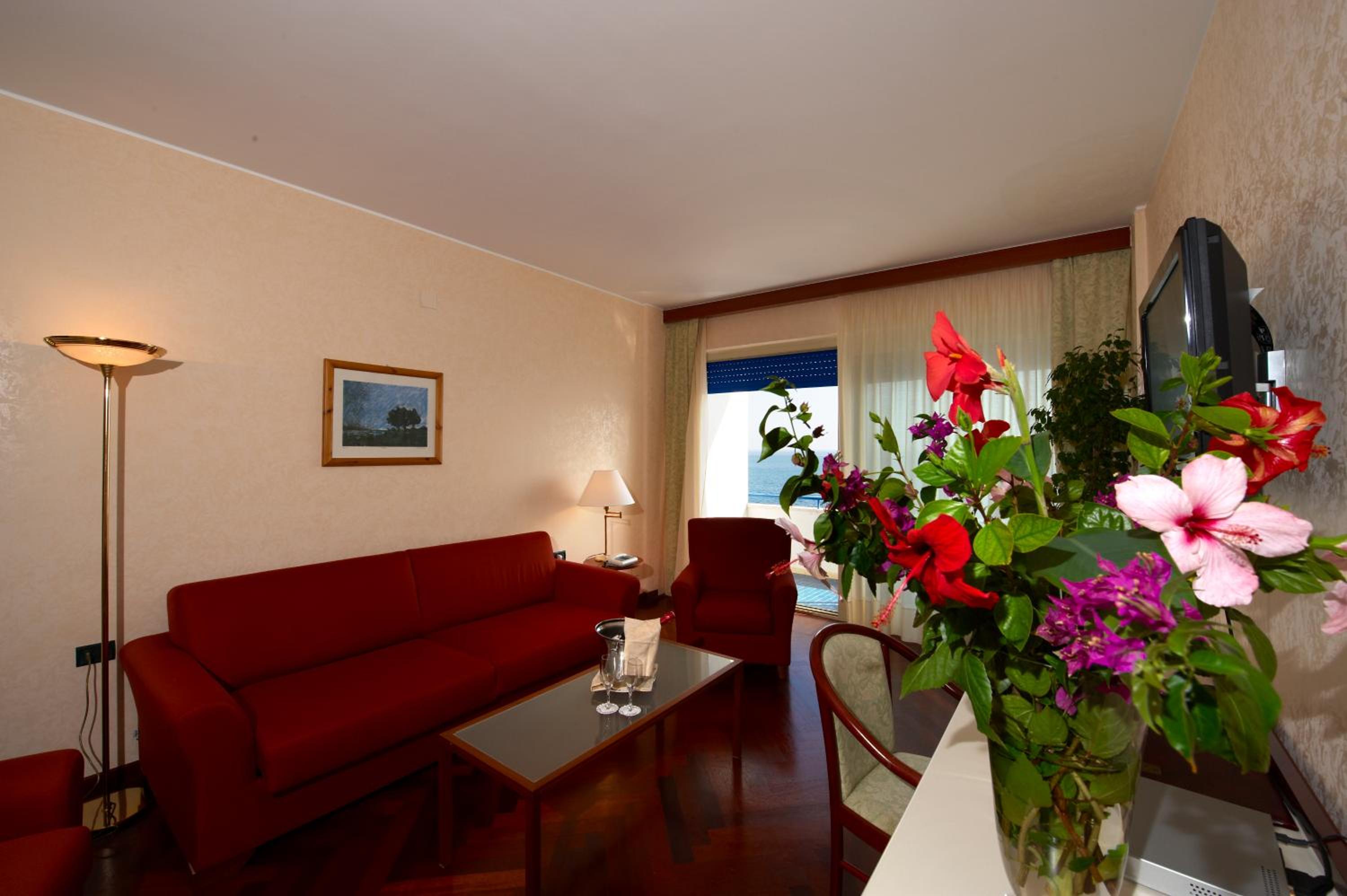 Deluxe Suite with Sea View - Photo 7
