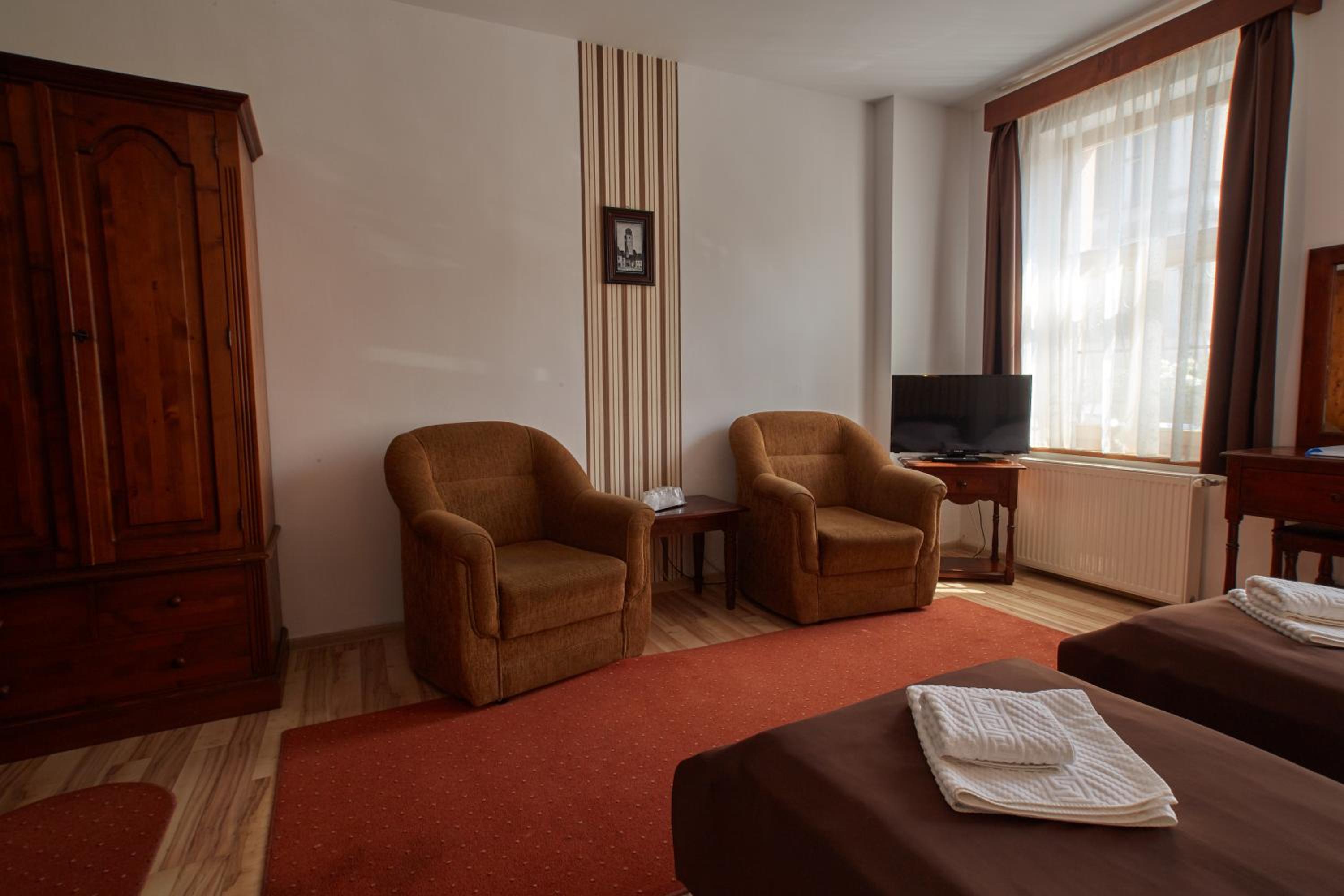 Double or Twin Room - Photo 5