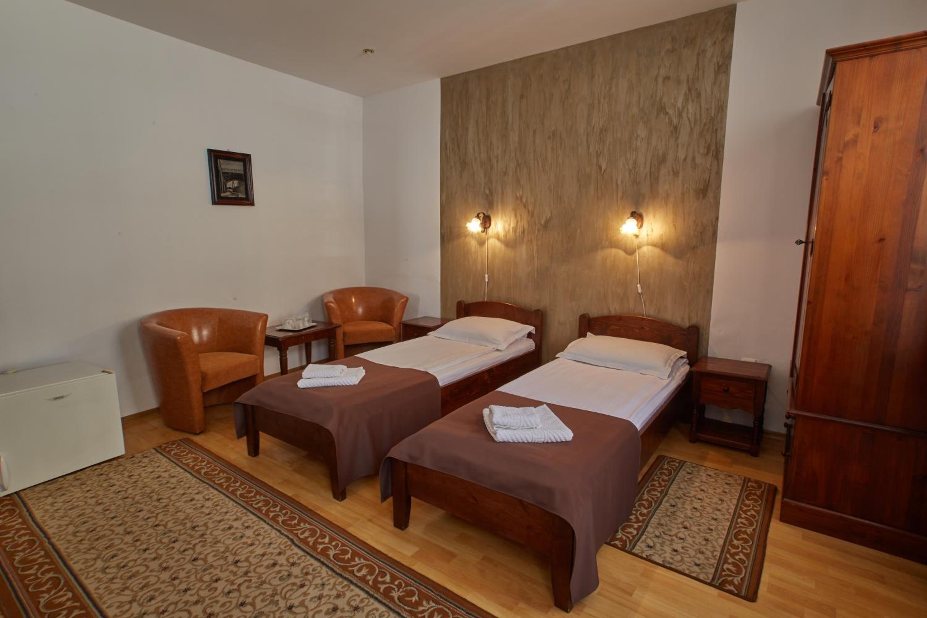 Double or Twin Room - Photo 6