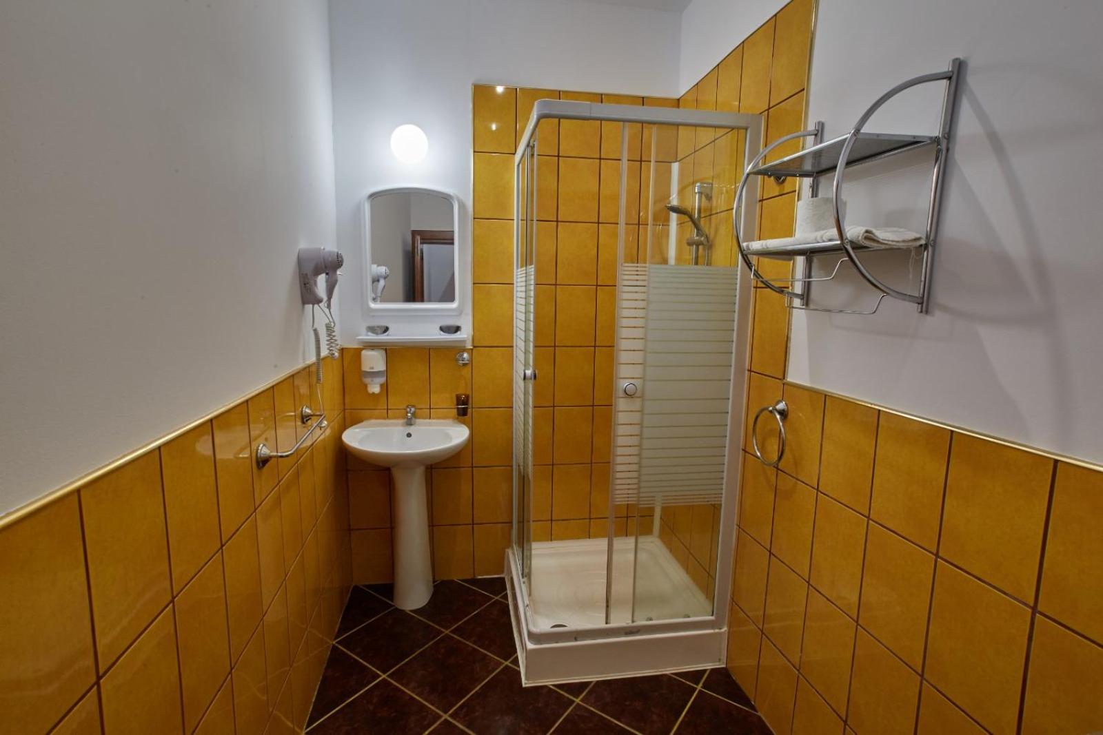 Double or Twin Room - Photo 4