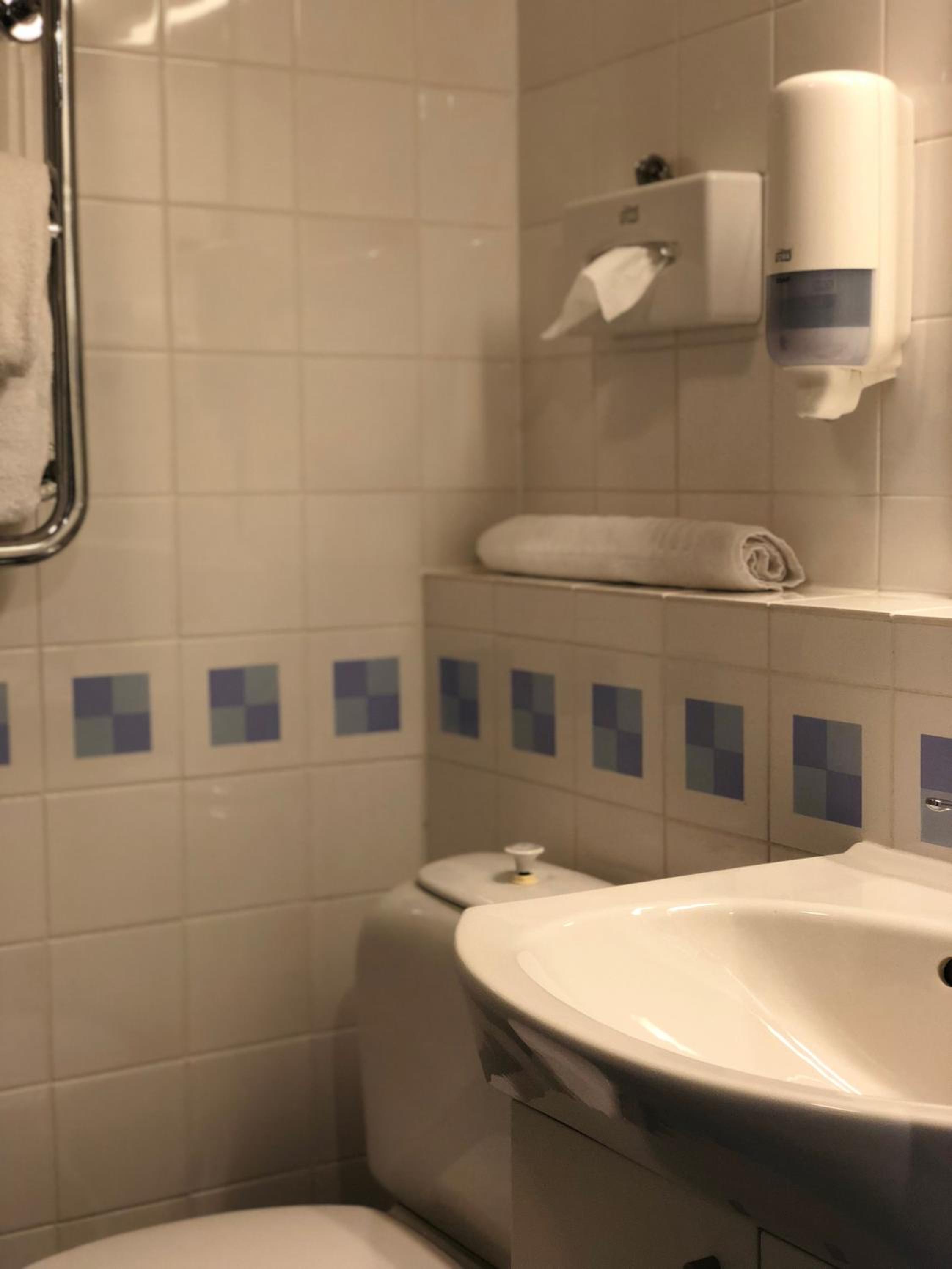 Queen Room photo 2
