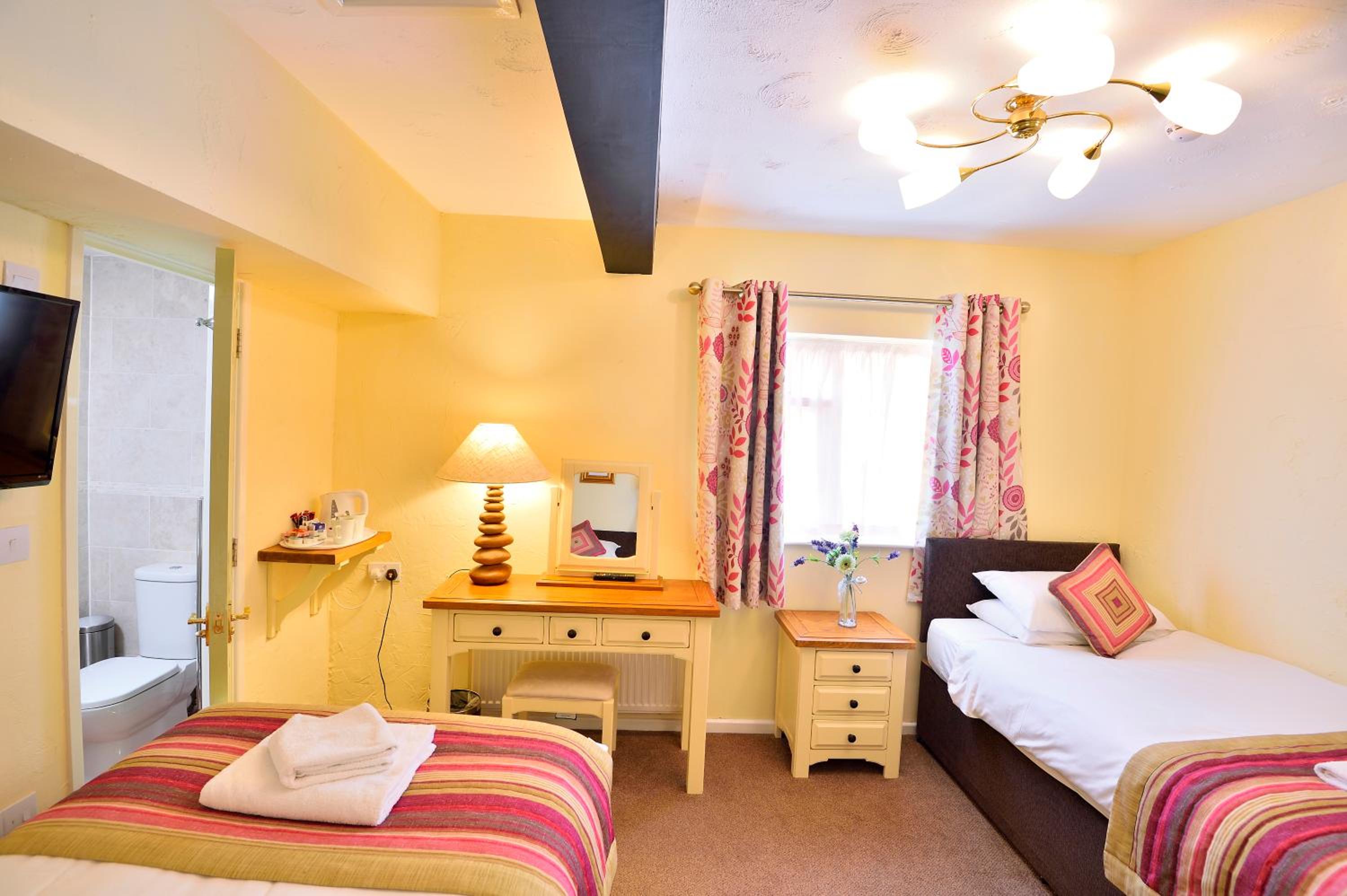 Standard Twin Room - Photo 7