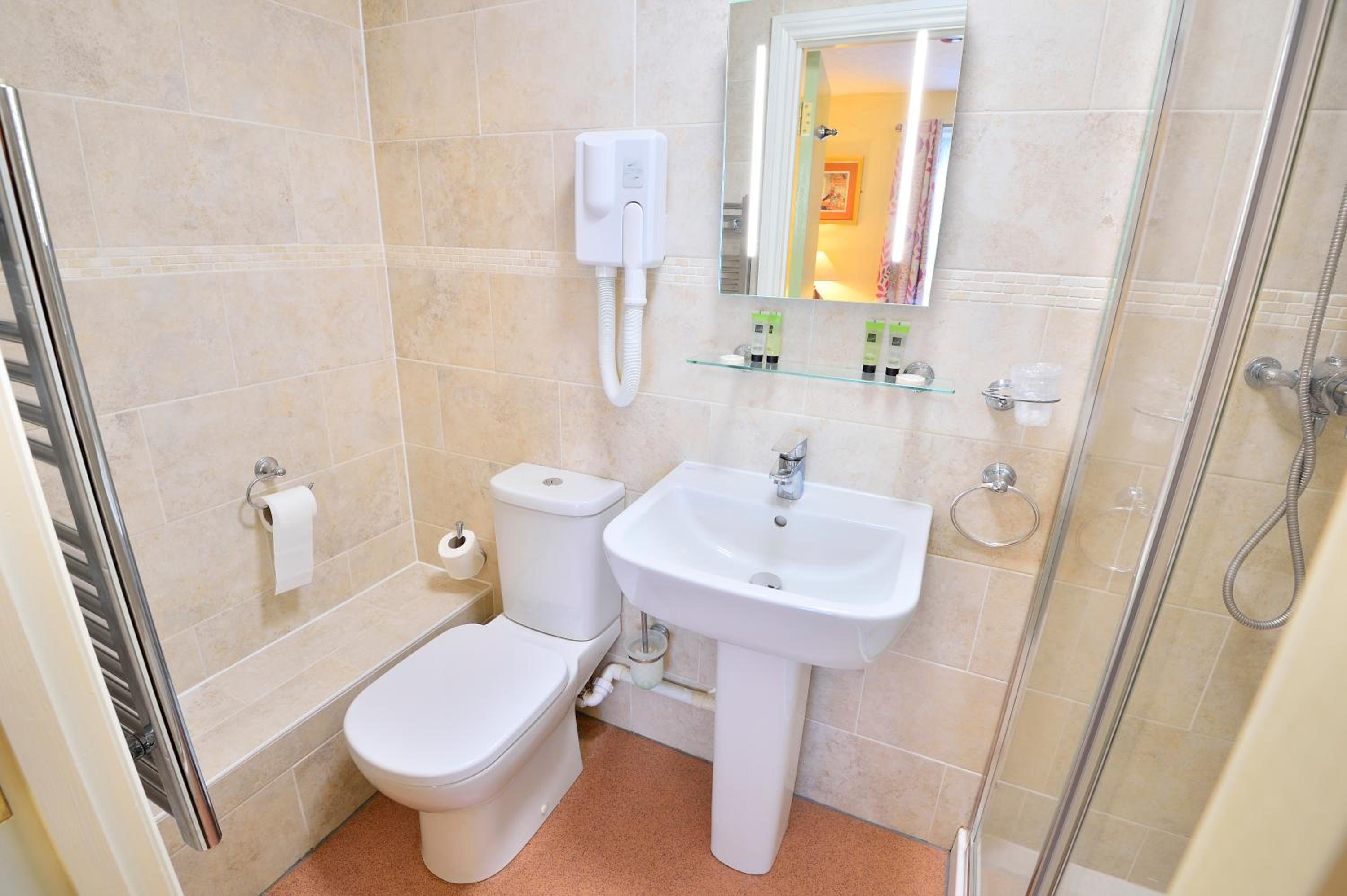 Standard Double Room - Photo 16