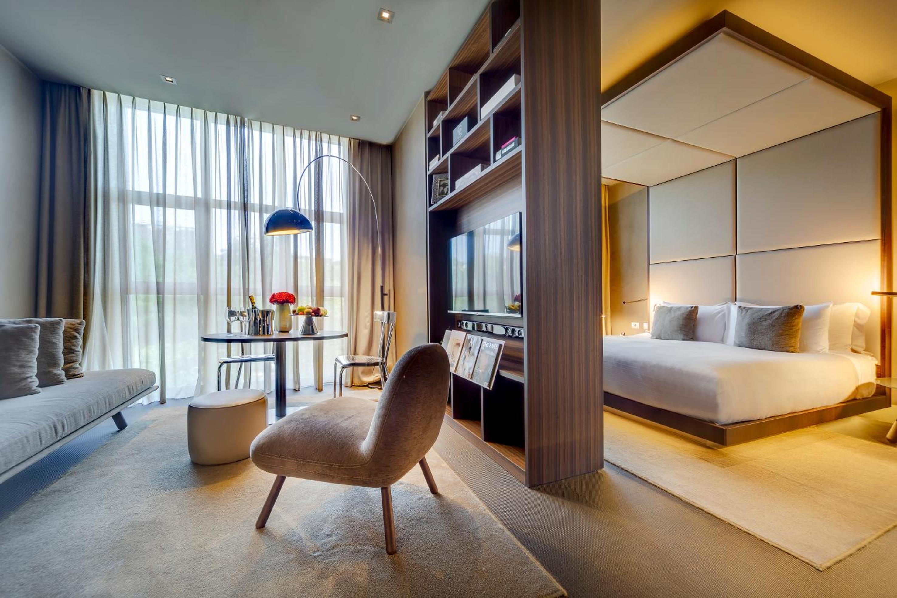 Extra ME+ Junior Suite with City VIew thumbnail 6