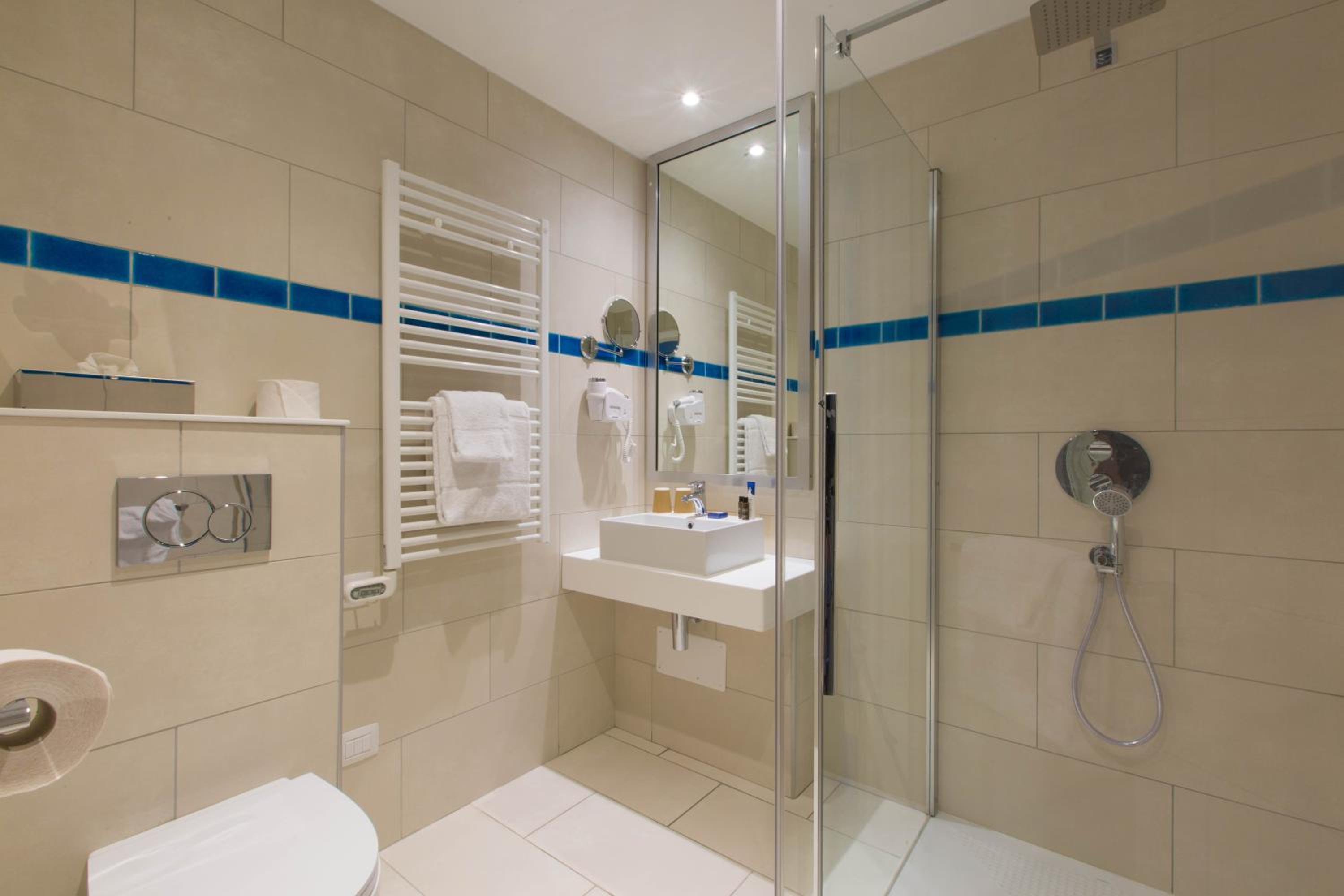 Standard Twin Room with Sea View - Photo 2