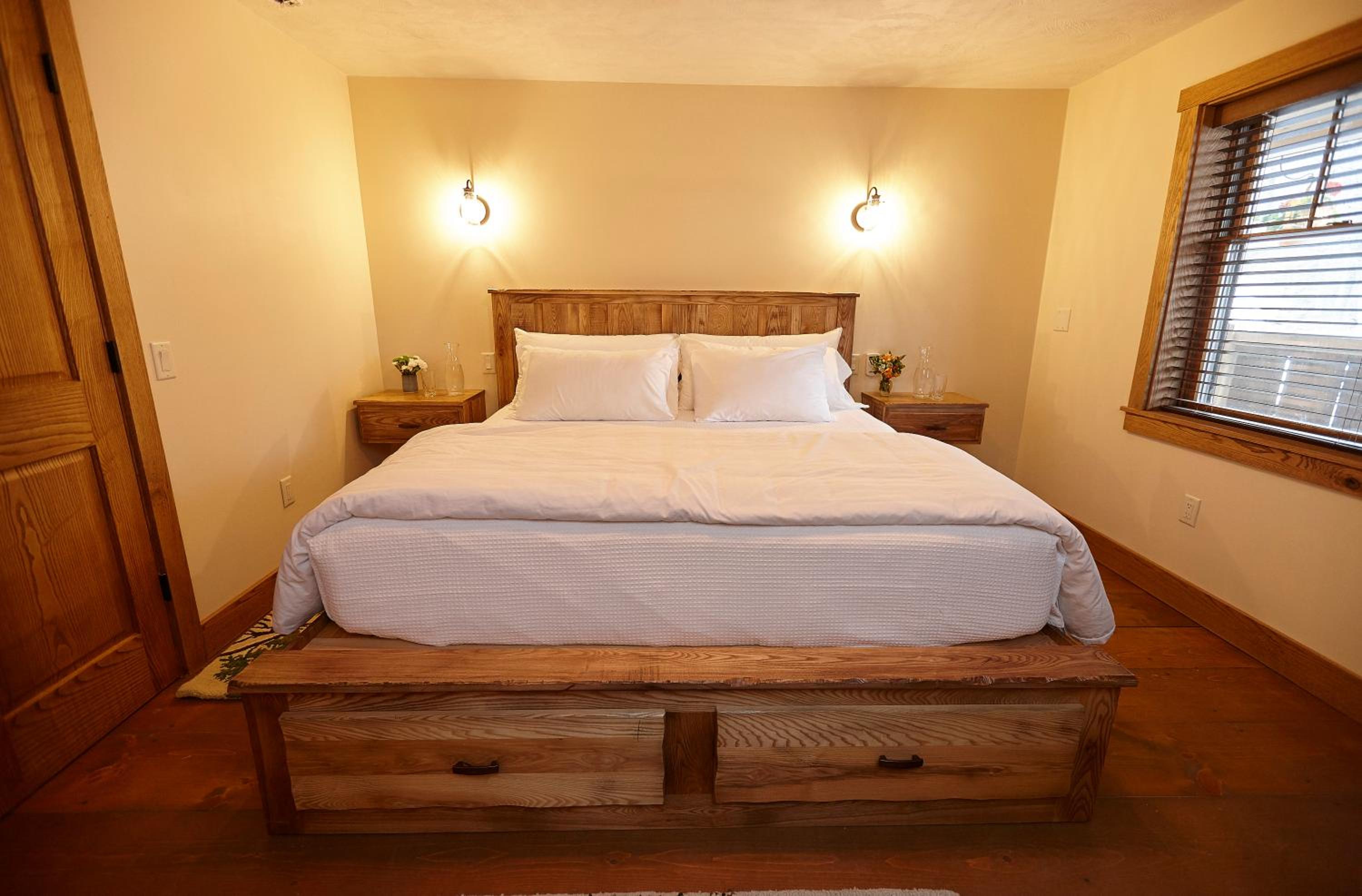 Deluxe King Room - Photo 5