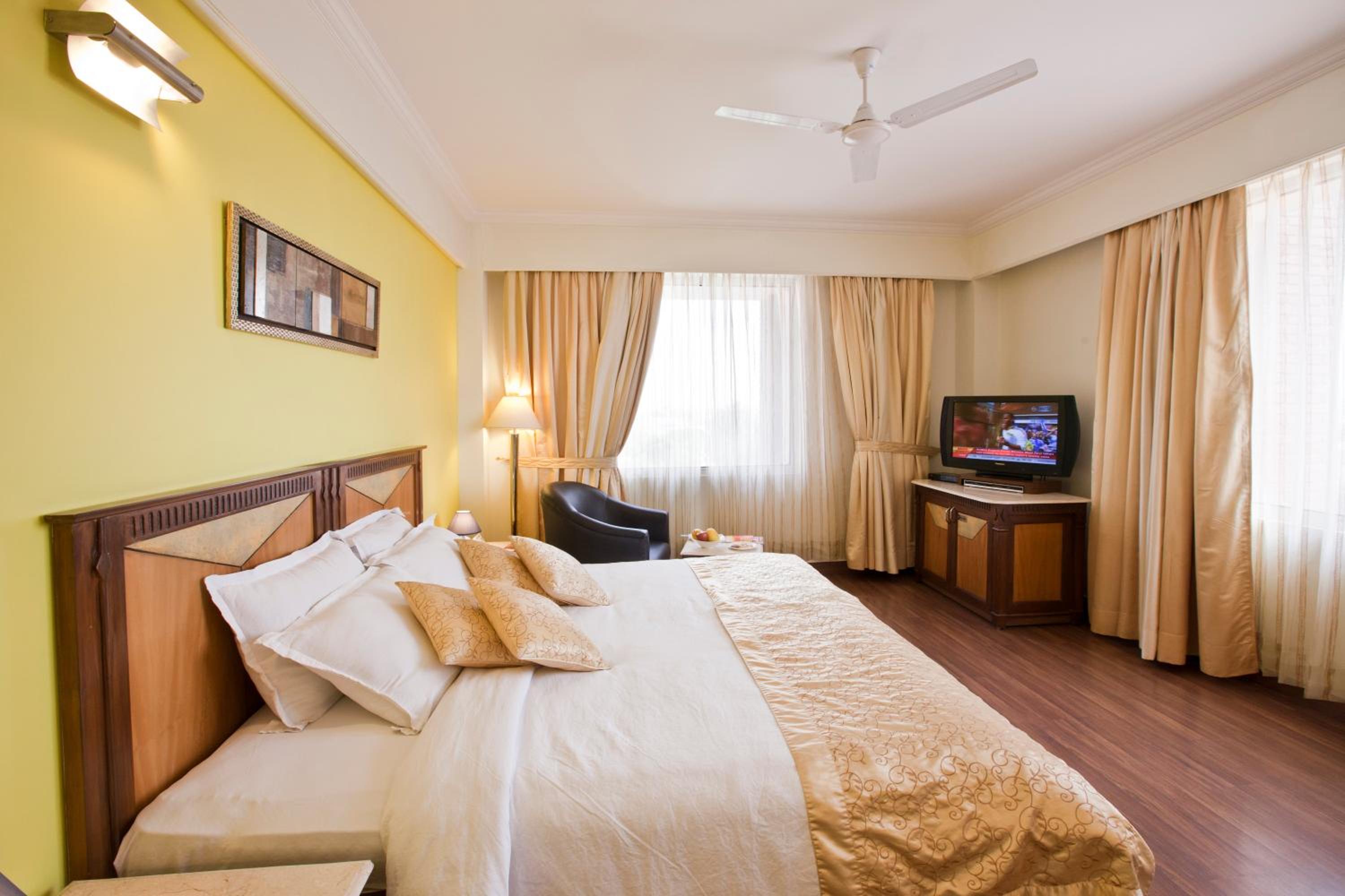Executive King Room with complimentary business center access