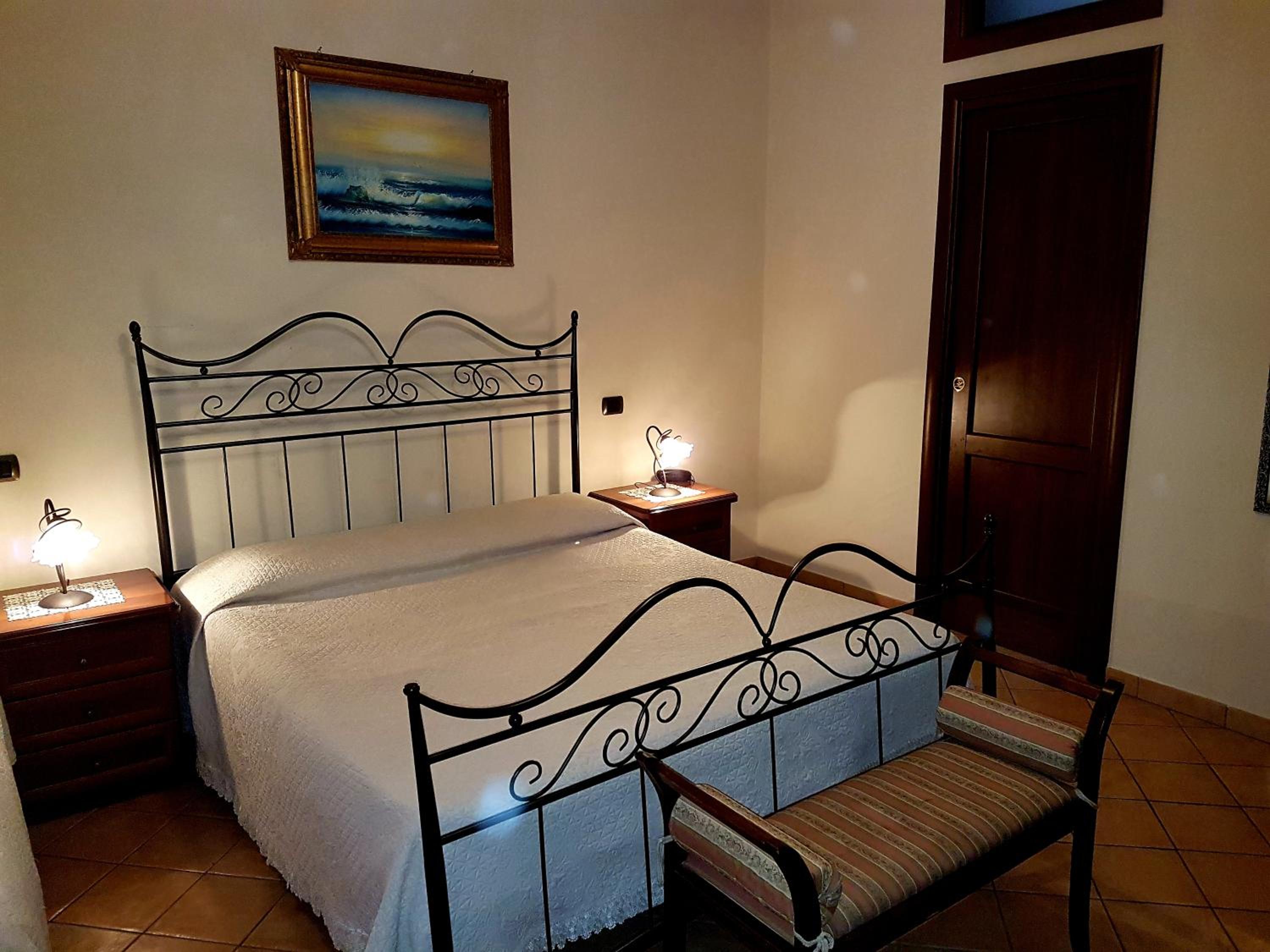 Double or Twin Room - Photo 4