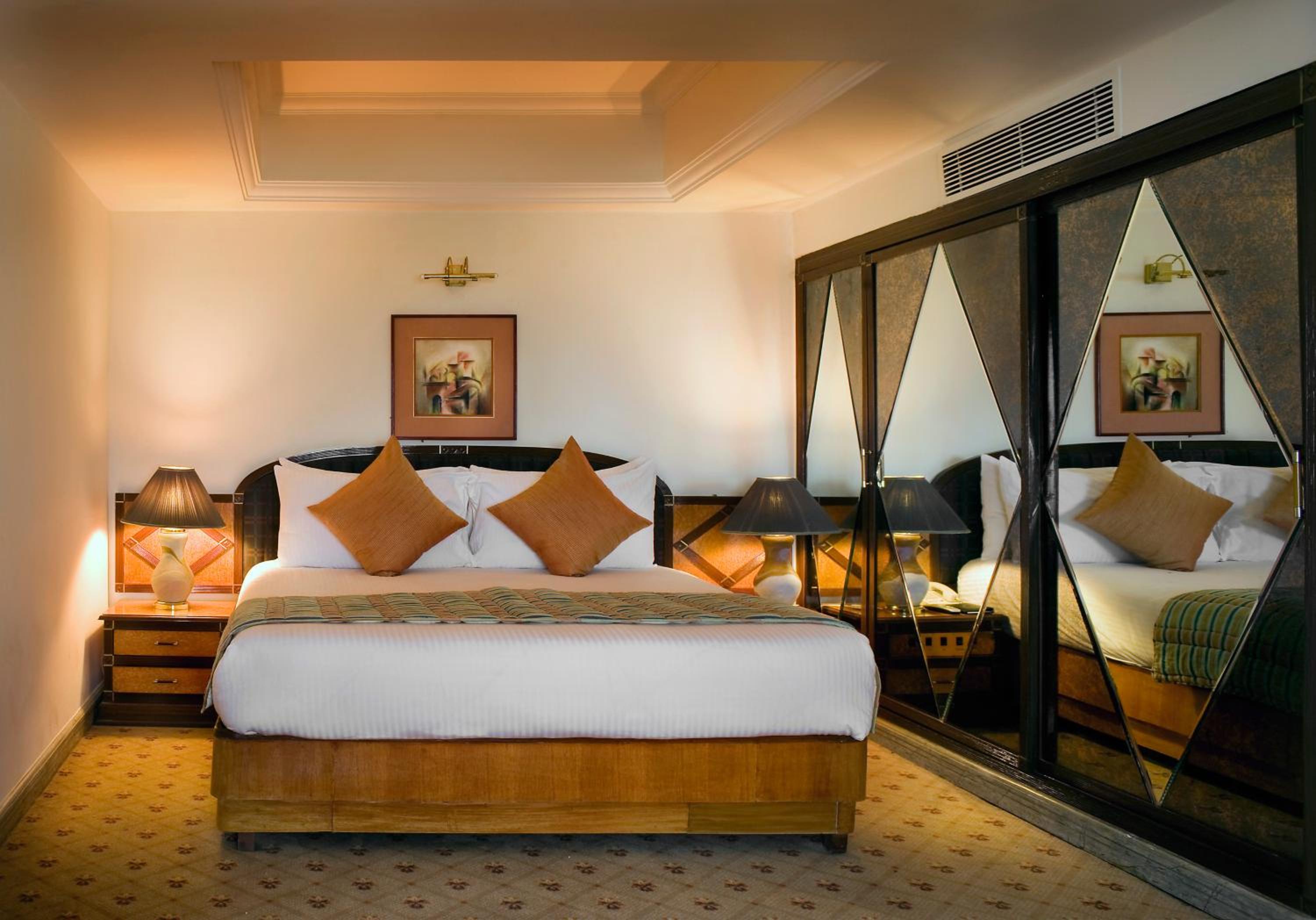 Luxury Suite with complimentary breakfast, 15% Discount on F&B ,3 pints of beer at Atrium Bar, Two way Airport Transfer - Photo 3