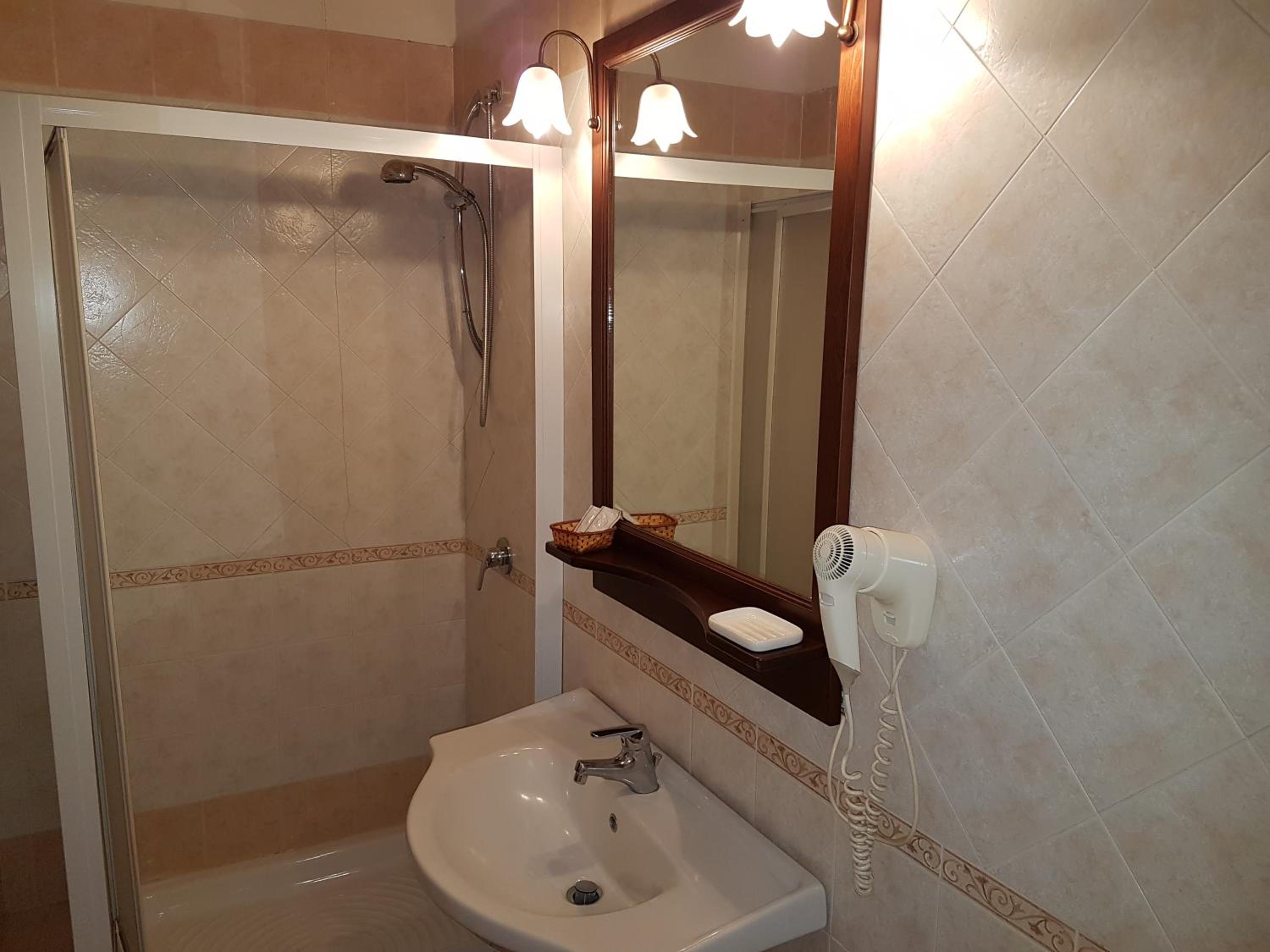 Double or Twin Room - Photo 14