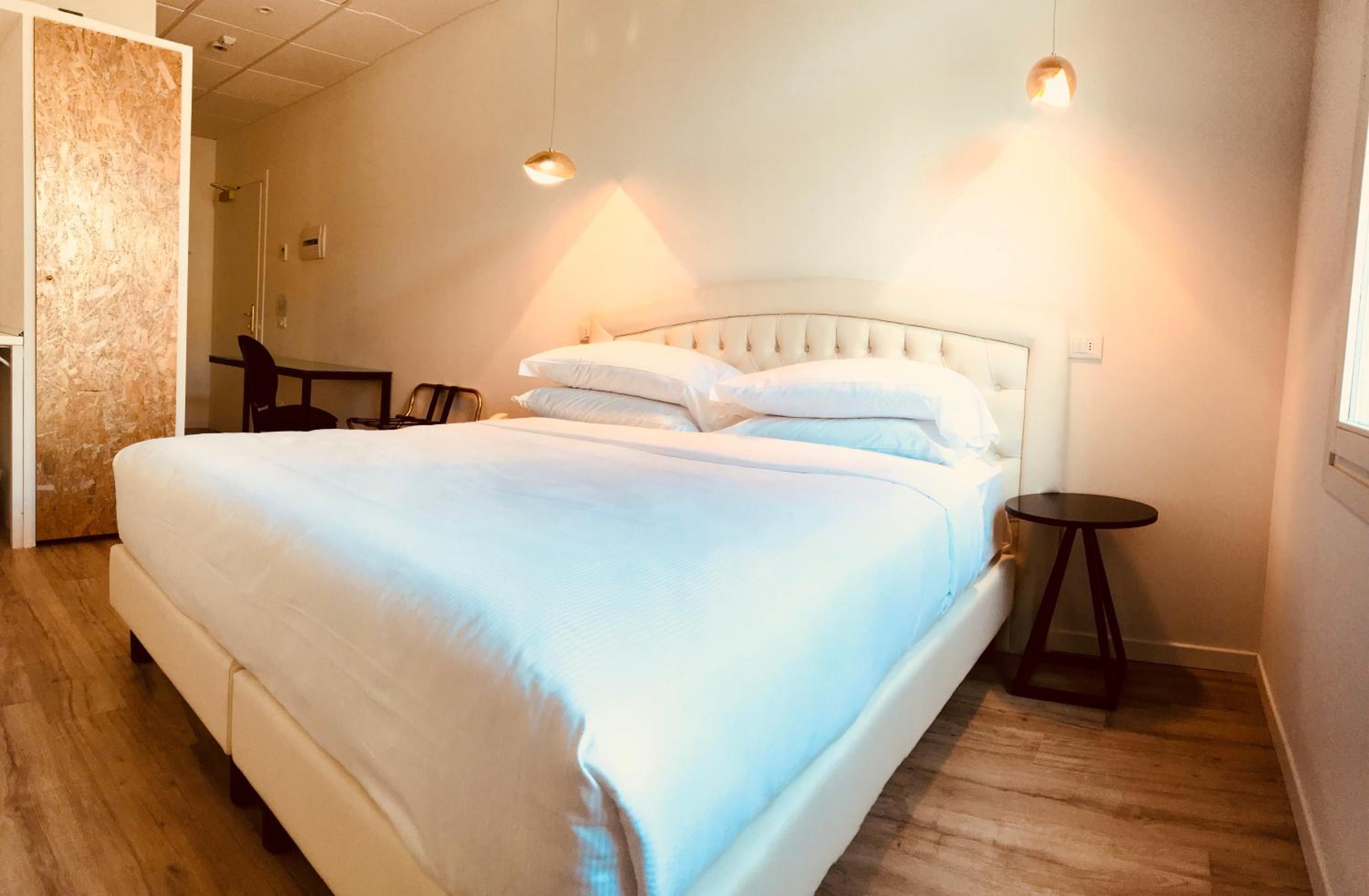 Deluxe King Room with Spa Access - Photo 14