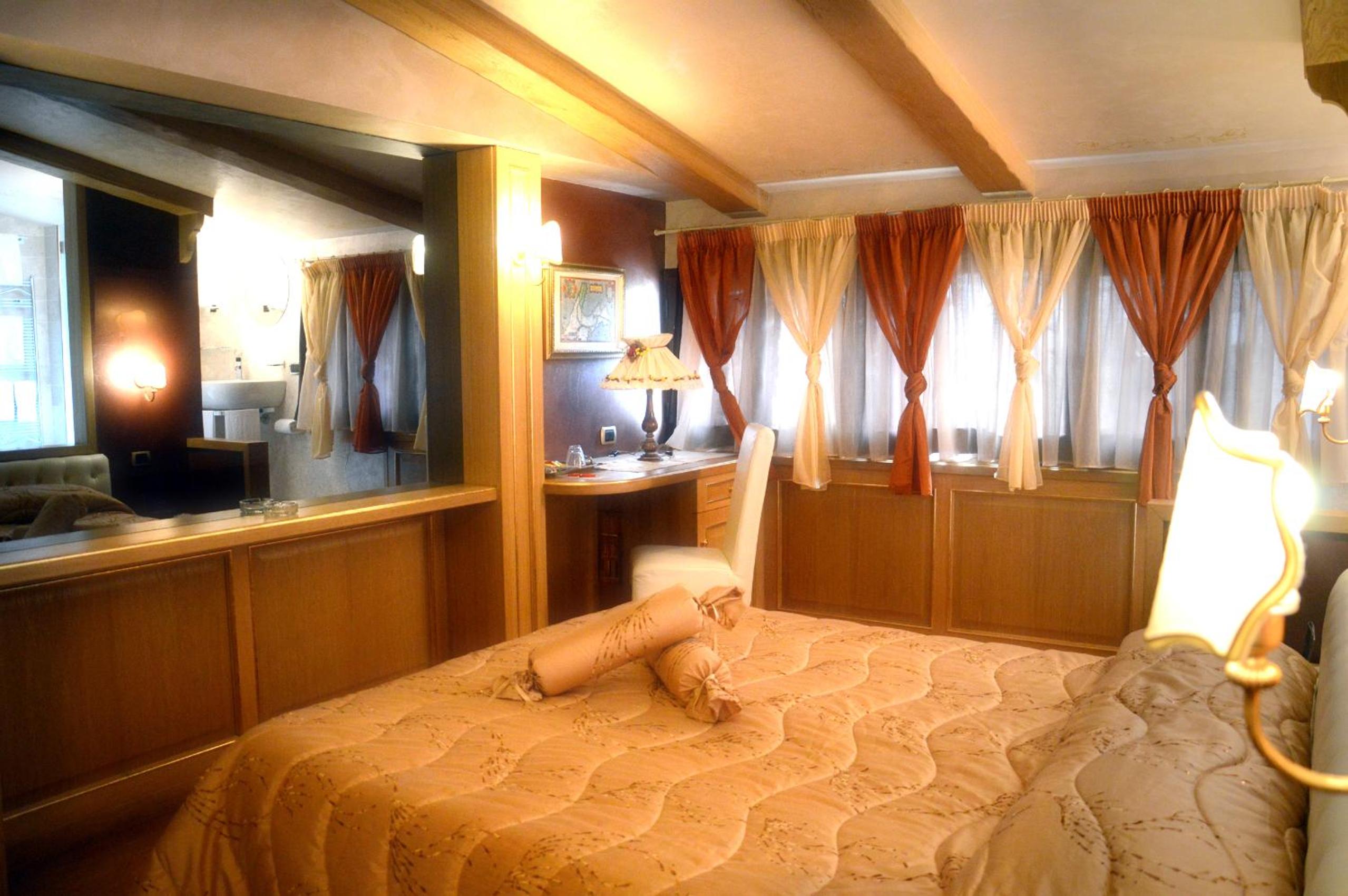 Suite with Spa Bath - Photo 5