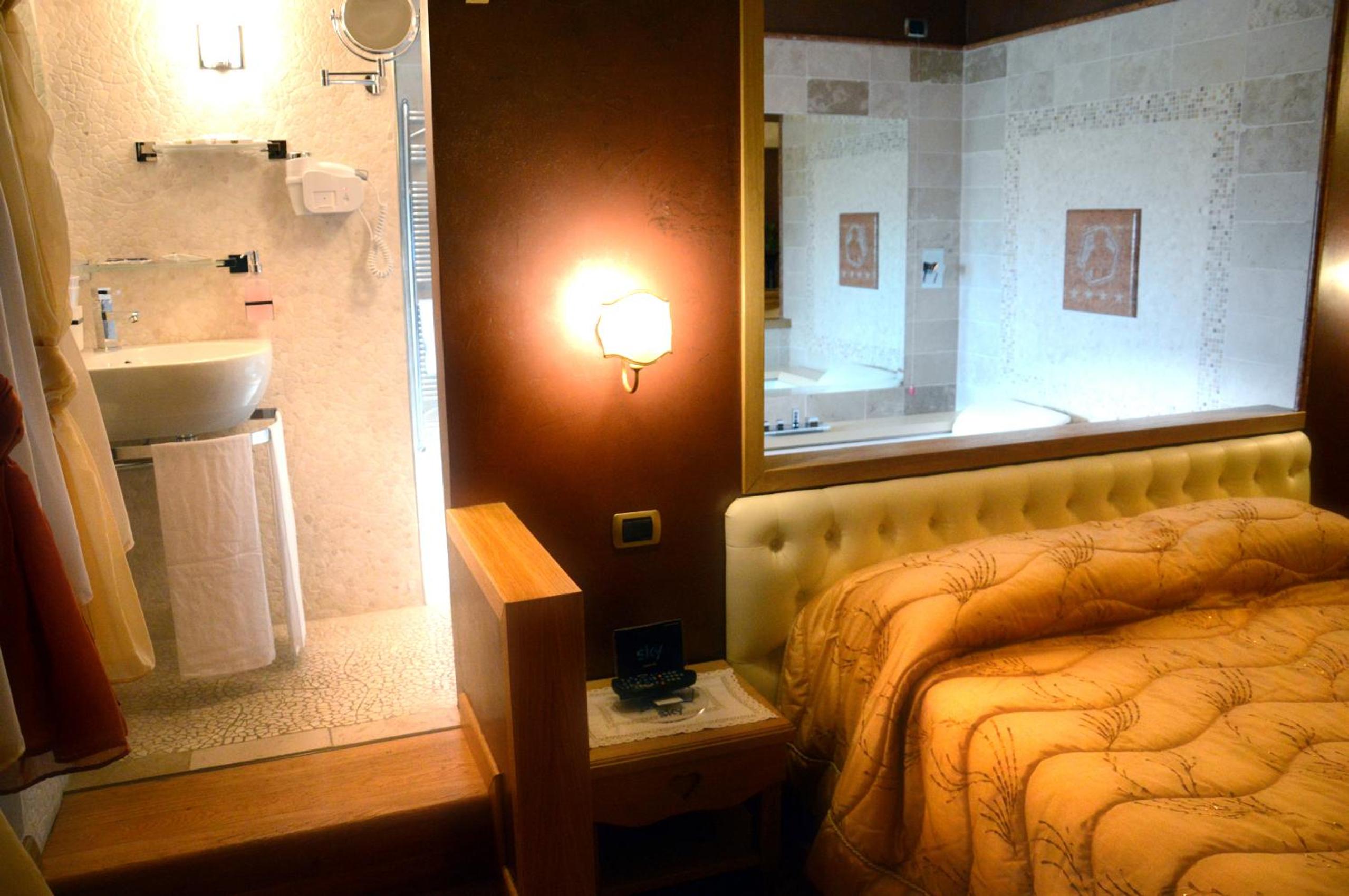 Suite with Spa Bath - Photo 8