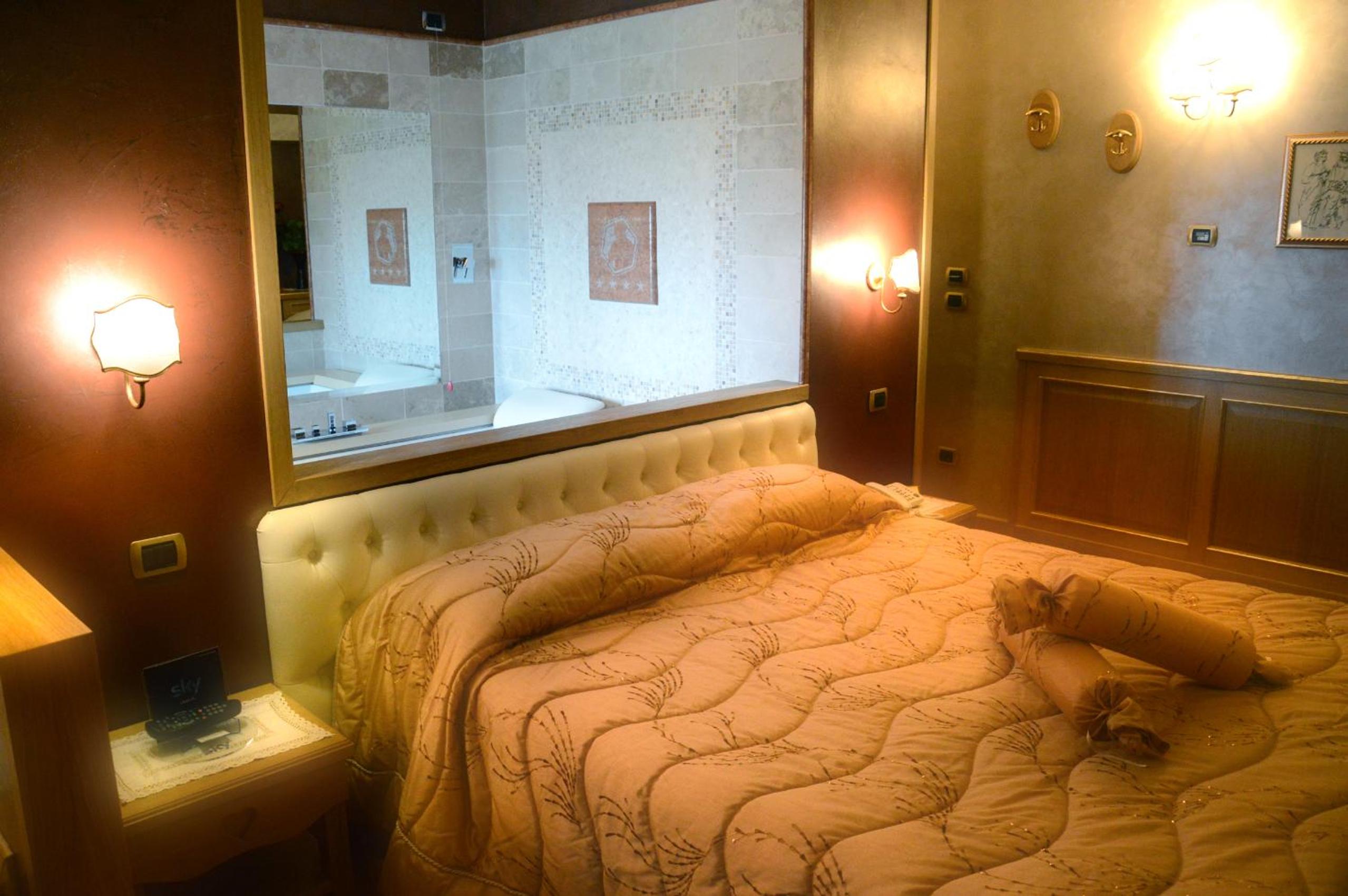 Suite with Spa Bath - Photo 9
