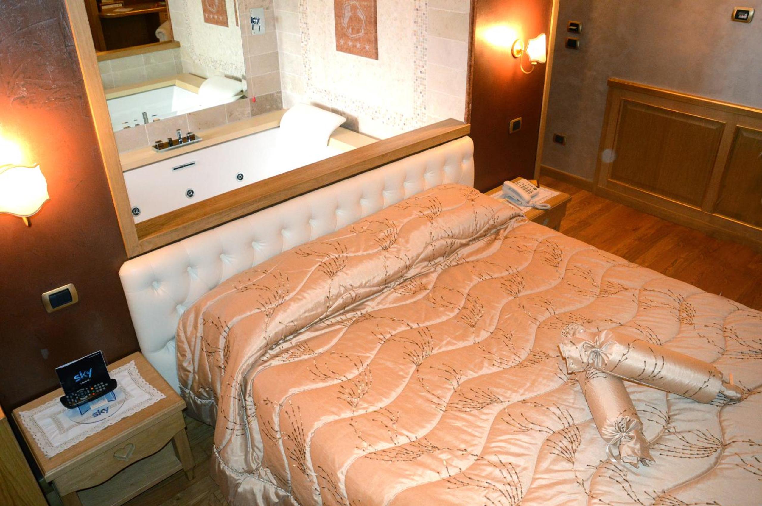 Suite with Spa Bath - Photo 4