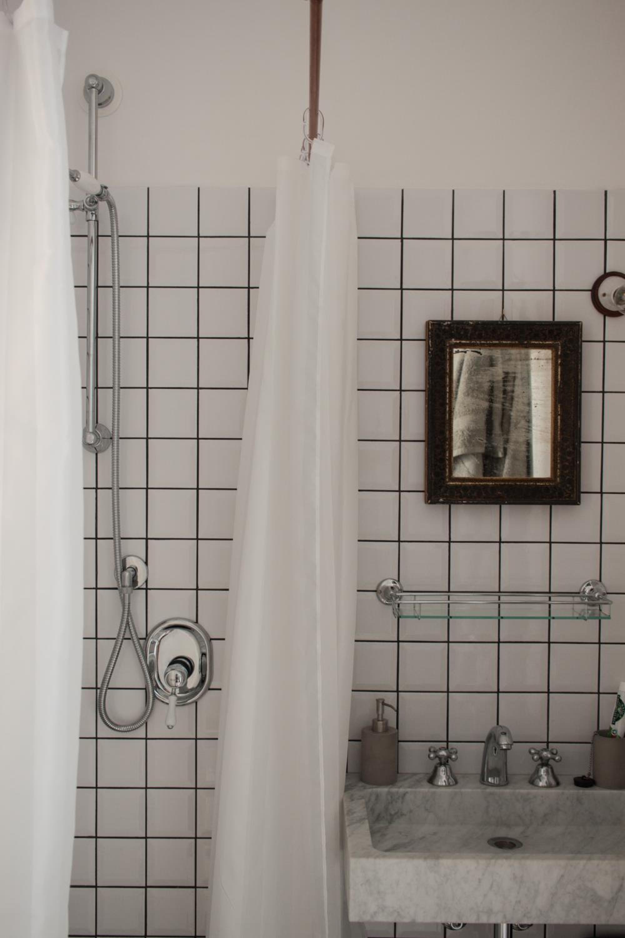 Deluxe Double Room with Shower - Photo 13