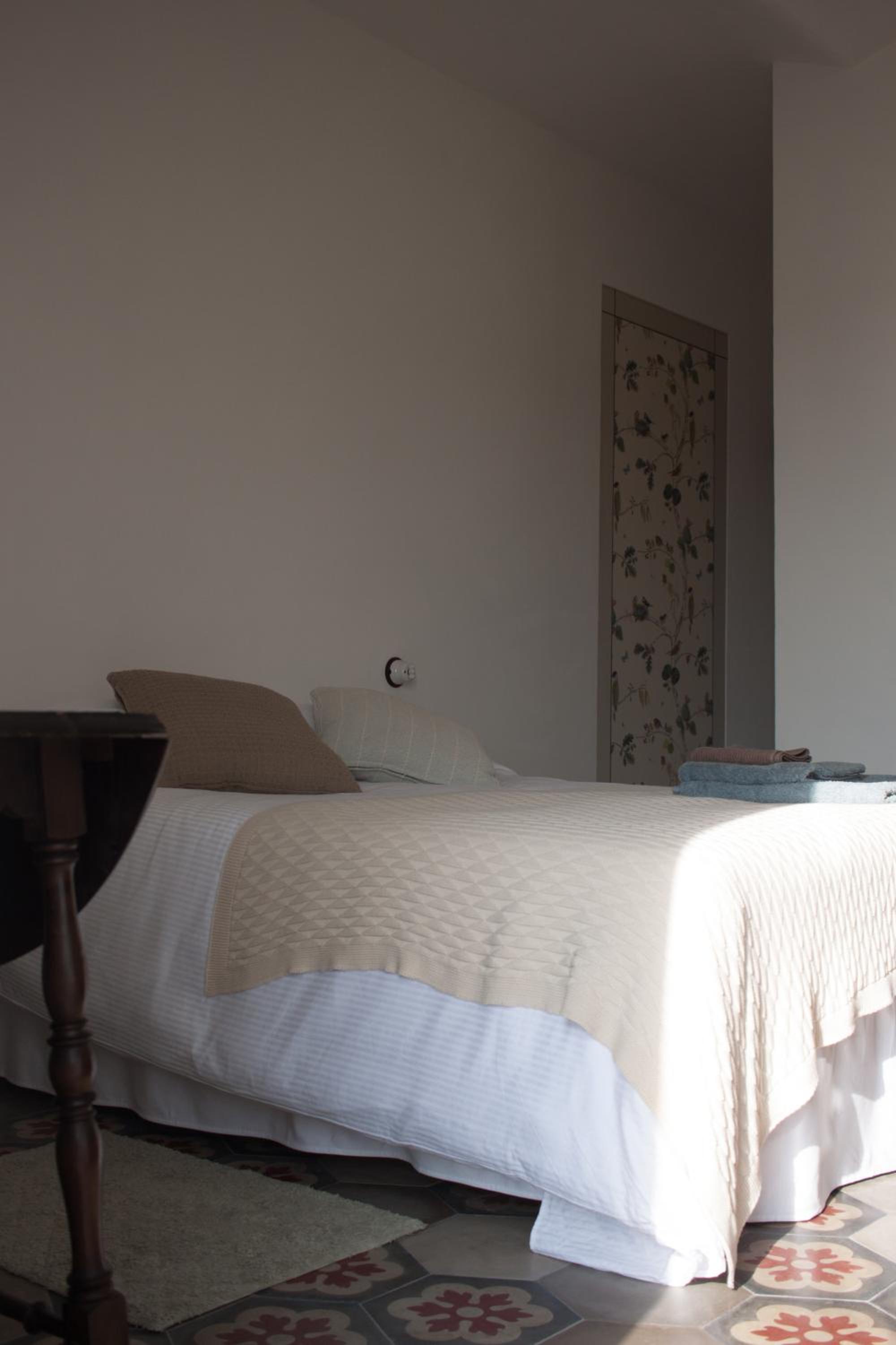Deluxe Double Room with Shower - Photo 14