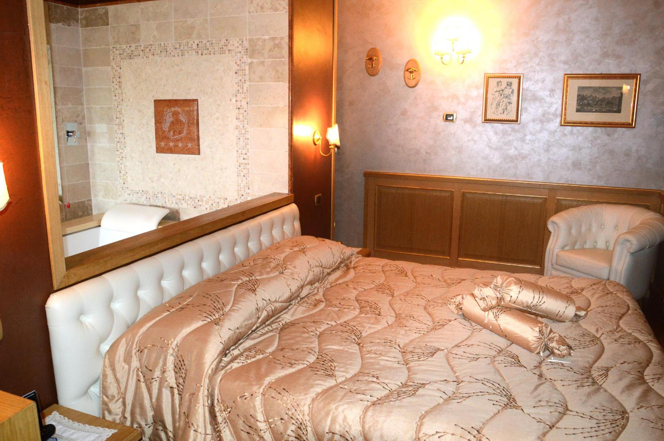 Suite with Spa Bath - Photo 3