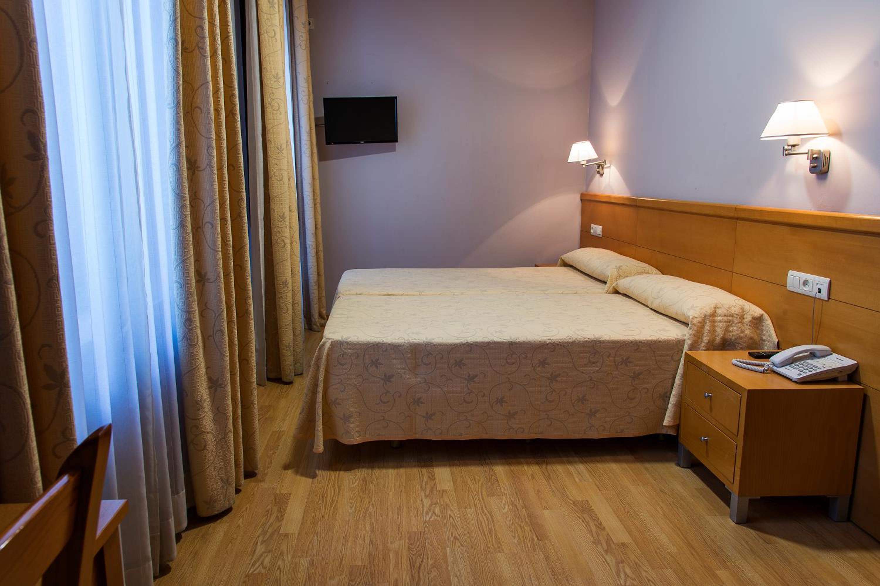 Double or Twin Room - Photo 10
