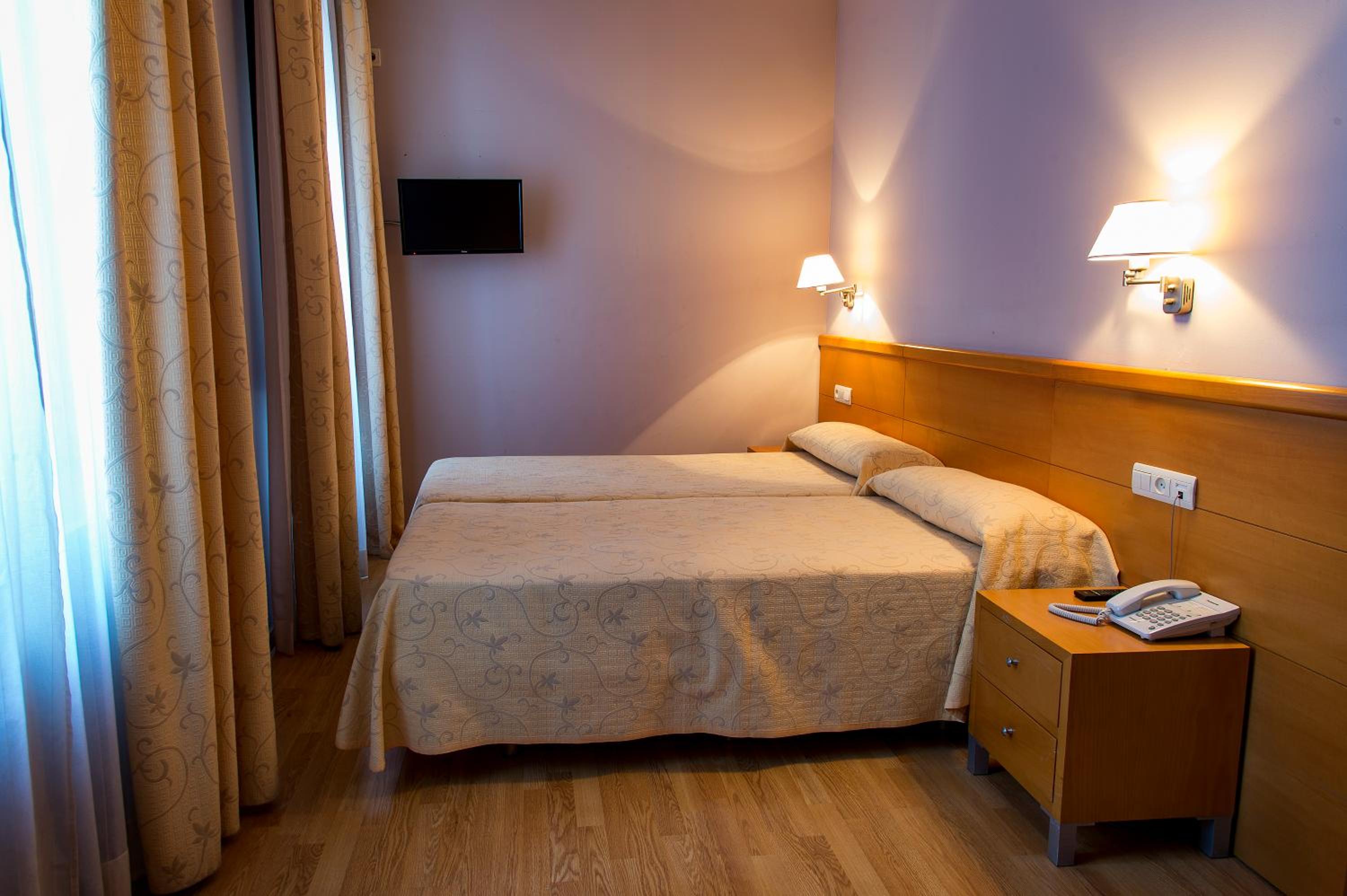 Double or Twin Room - Photo 8