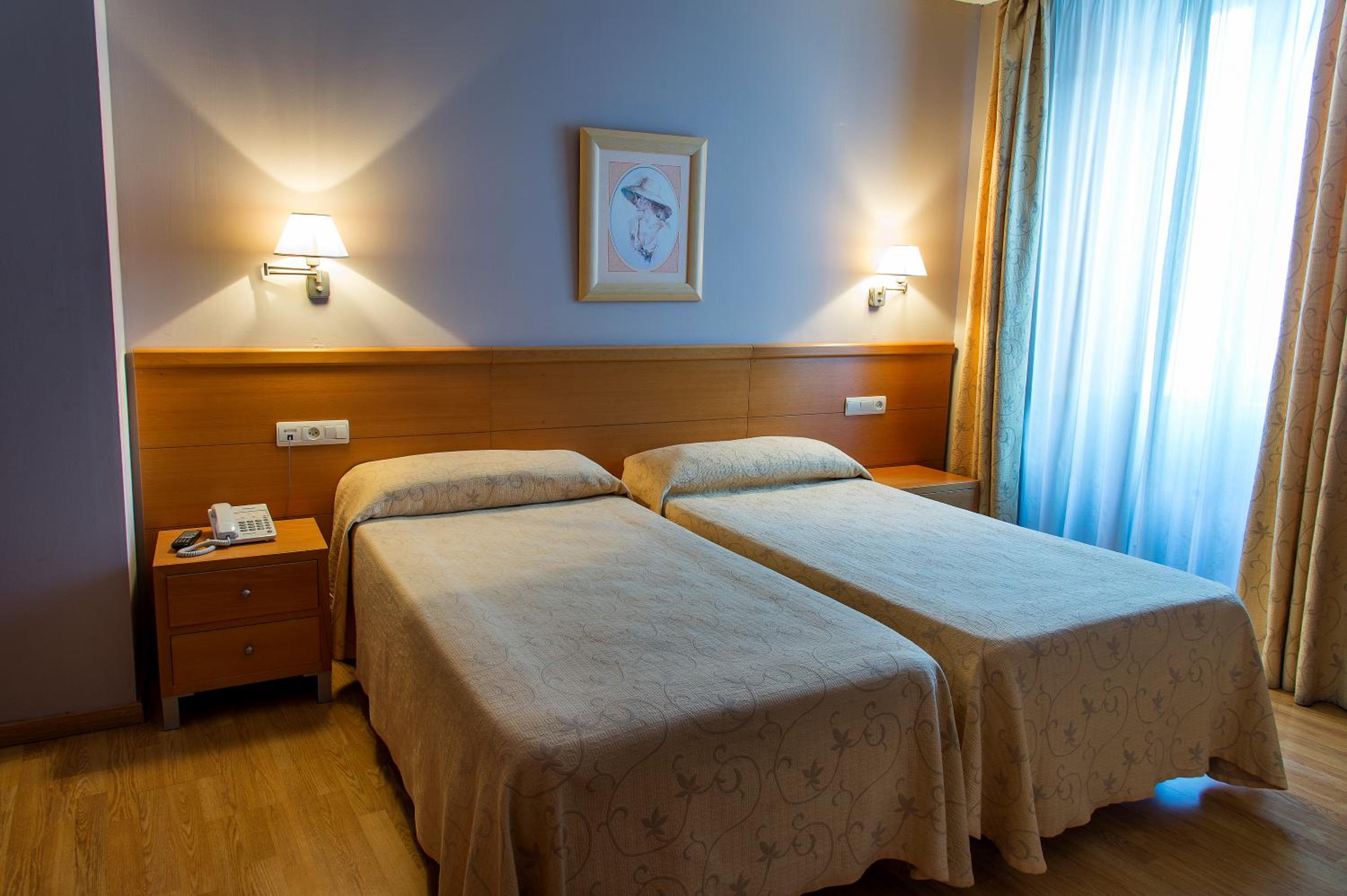 Double or Twin Room - Photo 9