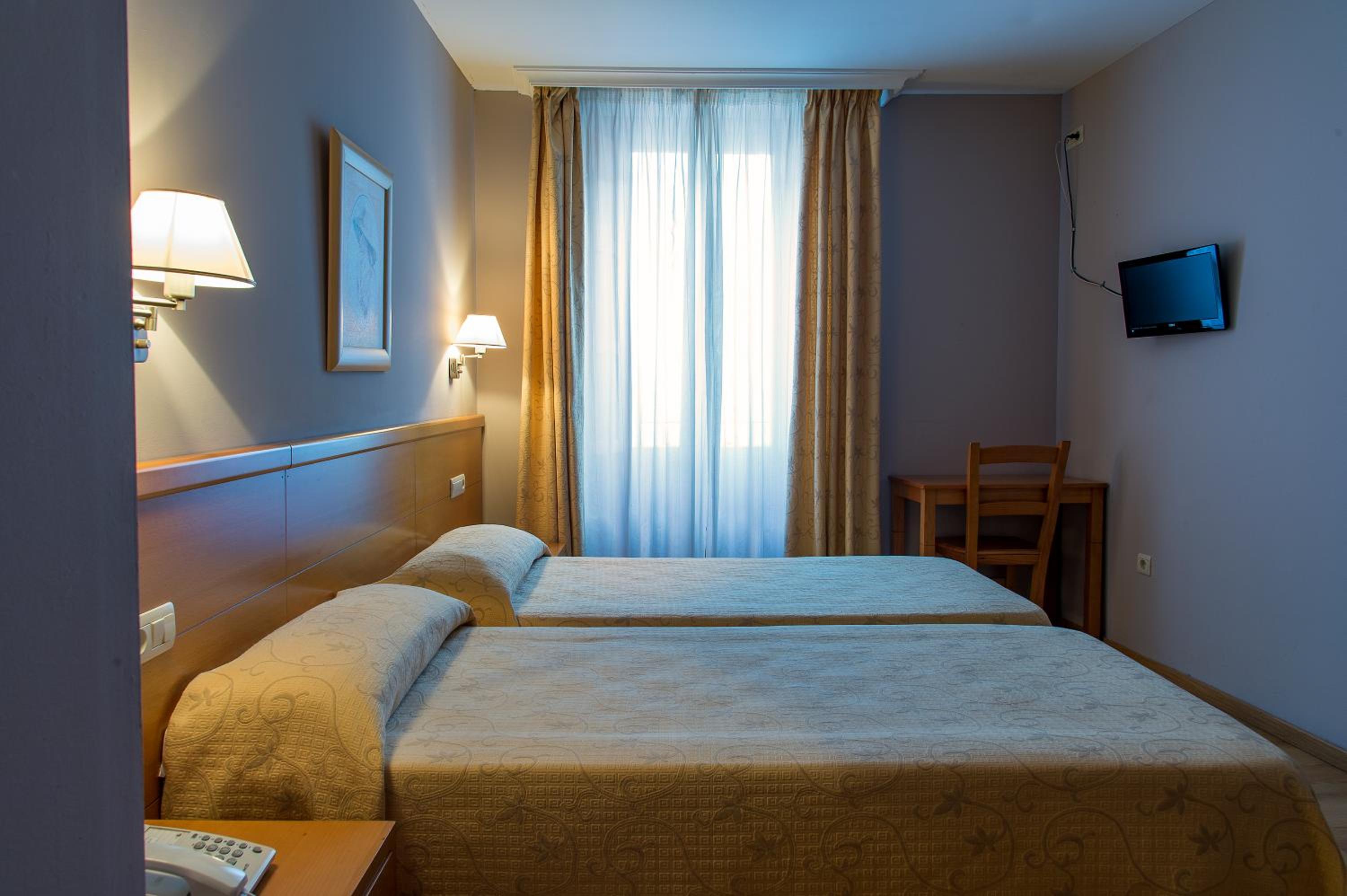 Double or Twin Room - Photo 11