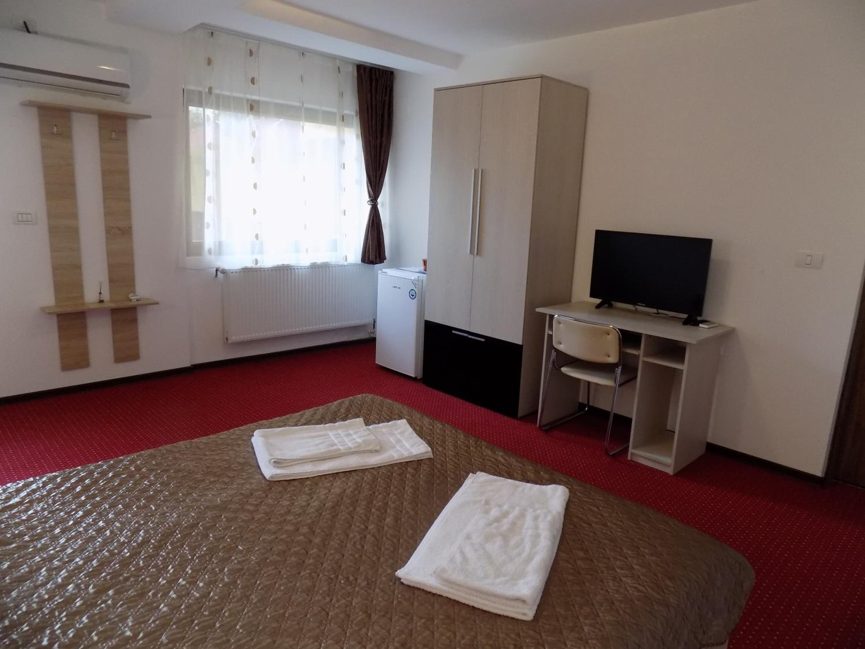 Double Room with Private Bathroom - Photo 3