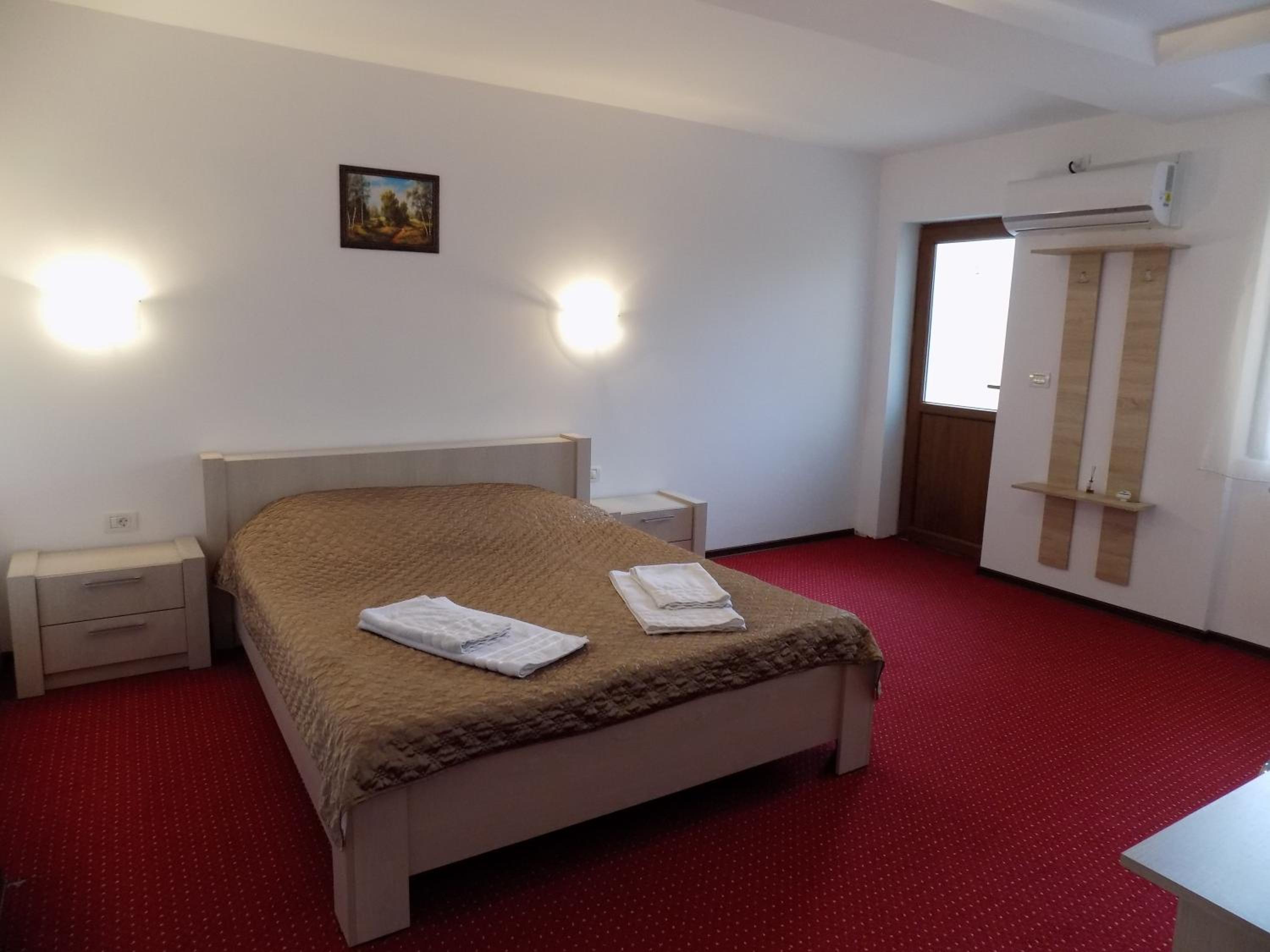 Double Room with Private Bathroom - Photo 9