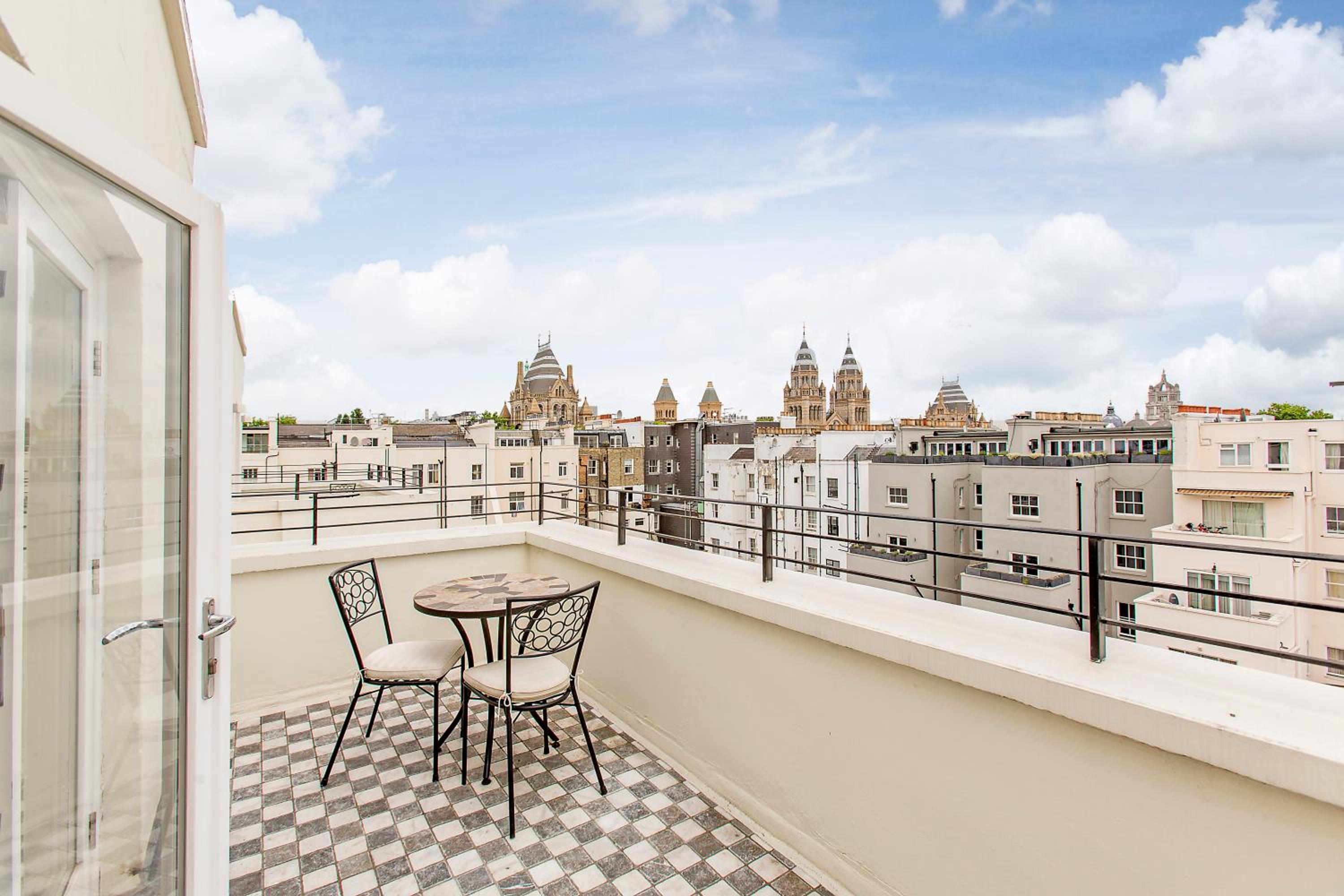 Luxury Four Bedroom Penthouse with Terrace photo 2