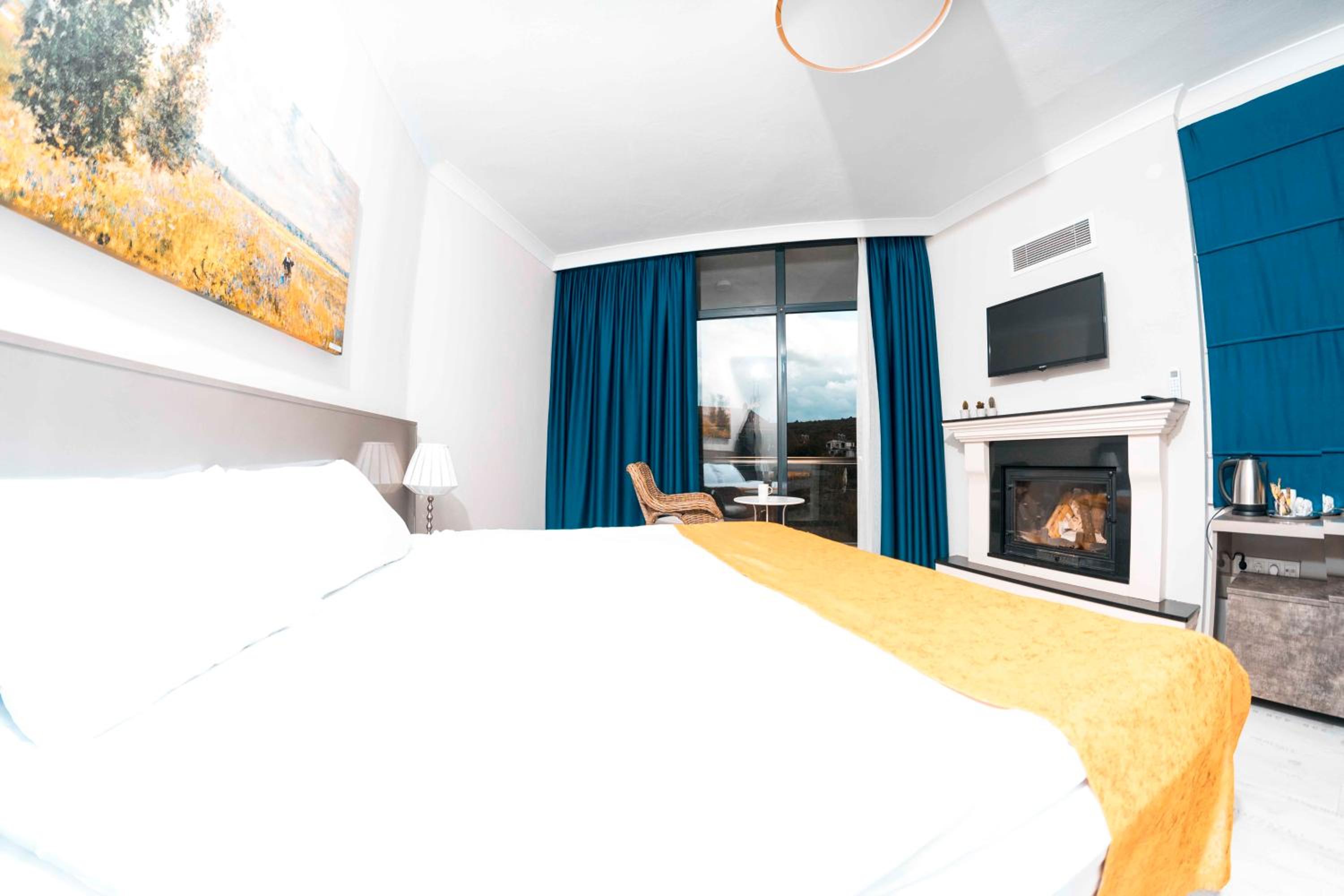 King Room with Balcony - Photo 1