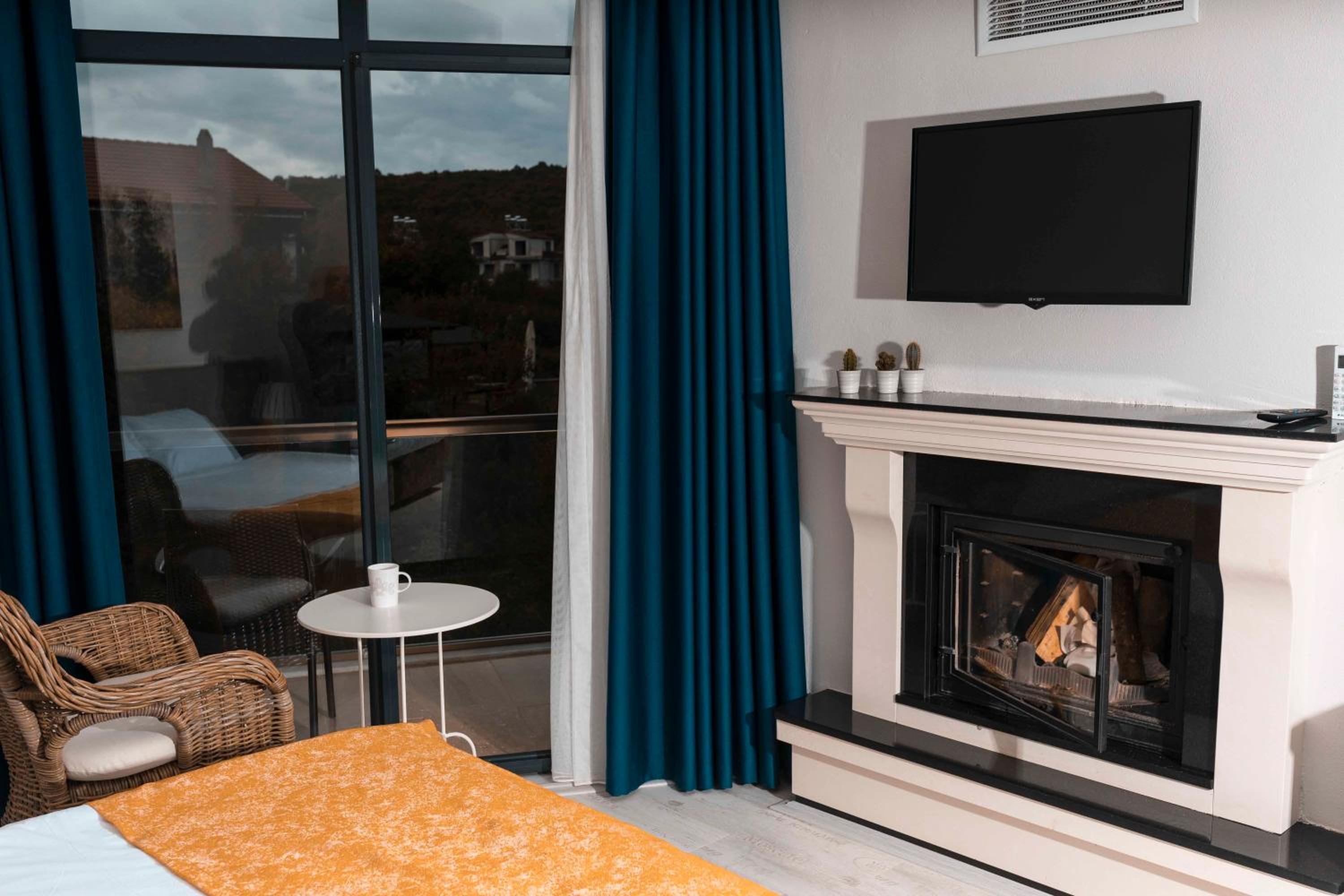 King Room with Balcony - Photo 4
