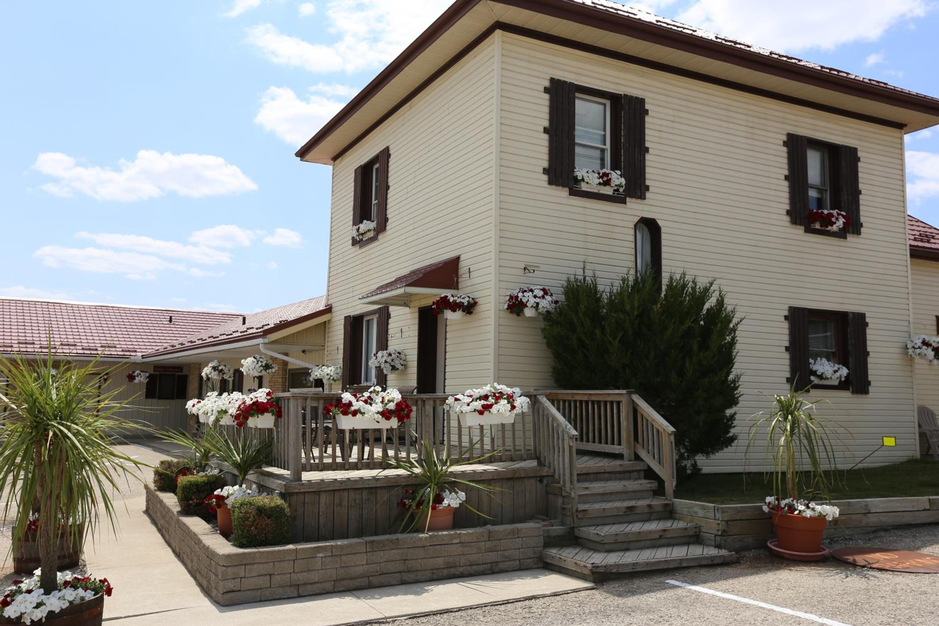 Three-Bedroom House photo 2